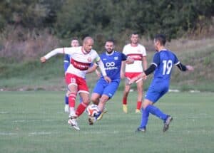 Партизан (Червен бряг) гостува на Янтра (Полски Тръмбеш) Партизан (Червен бряг) ще играе срещу Янтра (Полски Тръмбеш) в среща от 18-ия кръг на Северозападната Трета лига. Двубоят е в събота, 25-ти април, от 17:00 часа. Преди паузата в шампионата „партизаните“ завършиха наравно у дома с лидера Академик (Свищов). Това равенство им донесе десет точки през пролетта и общо 20 точки в актива, с които тимът заема седмото място. Янтра е осми с една точка по-малко. За треньорския щаб настъпиха неприятни кадрови проблеми — опитният нападател Венцислав Миленов е болен, а Иван Кирилов със сигурност ще пропусне срещата с Янтра. Въпреки това Партизан може да се надява на слабата серия от поражения за своя съперник, но не бива да го подценява — напомня резултатът от есенния двубой между двата тима.