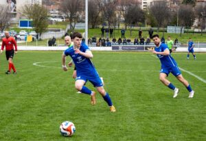 ФК Аксаково ще гостува на Олимпик (Варна) в среща от 28-ия кръг на Североизточната Трета лига. Двубоят е утре, 25 април, от 17:00 часа на стадион „Локомотив“ във Варна. От състава със сигурност ще отсъстват Димитър Симеонов и Димитър Димитров. Също така извън сметките е и Никола Георгиев, който е с травма в менискуса и му предстои операция. Дълготрайно контузените Емануил Генов и Ивайло Димитров също няма да бъдат на разположение, а Ивайло Радев, Калоян Тодоров и Слави Сталев остават под въпрос до последния момент. Тимът тренира тази вечер, а утре отпътува с цел да търси победа и да се реваншира за равенството с Доростол Силистра в сряда.