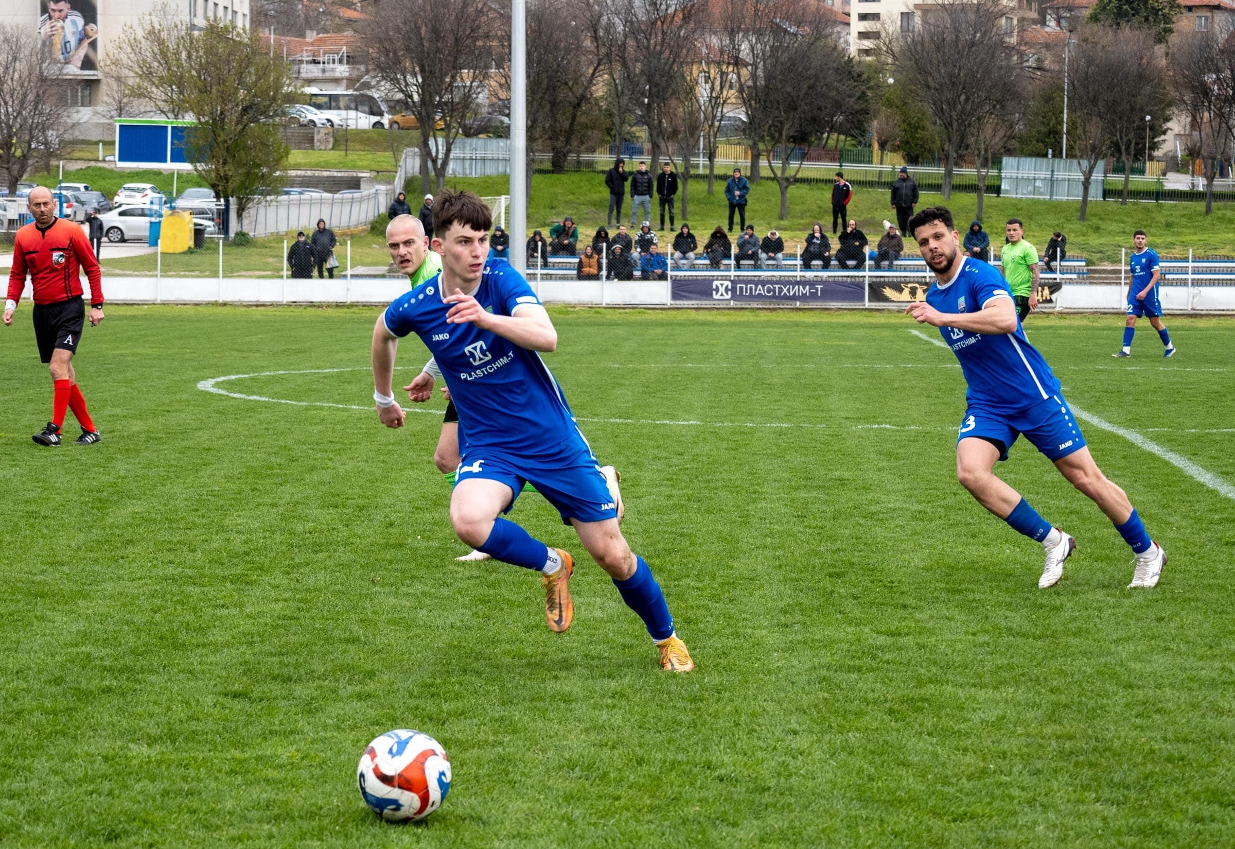 ФК Аксаково ще гостува на Олимпик (Варна) в среща от 28-ия кръг на Североизточната Трета лига. Двубоят е утре, 25 април, от 17:00 часа на стадион „Локомотив“ във Варна. От състава със сигурност ще отсъстват Димитър Симеонов и Димитър Димитров. Също така извън сметките е и Никола Георгиев, който е с травма в менискуса и му предстои операция. Дълготрайно контузените Емануил Генов и Ивайло Димитров също няма да бъдат на разположение, а Ивайло Радев, Калоян Тодоров и Слави Сталев остават под въпрос до последния момент. Тимът тренира тази вечер, а утре отпътува с цел да търси победа и да се реваншира за равенството с Доростол Силистра в сряда.