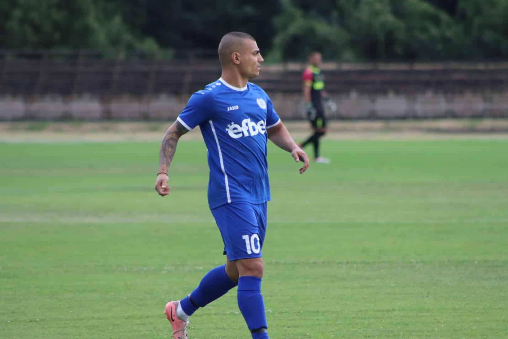 Левски (Карлово) гостува на Спартак (Пловдив) Левски (Карлово) ще играе при Спартак (Пловдив) в последния мач от 31-ия кръг на Югоизточната Трета лига. Двубоят бе преместен от събота в неделя, 26-ти април, и е насрочен за 17:00 часа на стадион „Пловдив“. Поради промяната в деня на срещата, утре тимът ще направи последната си тренировка по новия график. Отборът от Карлово е без контузени и санкционирани играчи, като единствено Рангел Игнатов е под въпрос за предстоящия мач. "Сините" влизат в срещата след серия от незадоволителни резултати, но целят да запишат втора победа срещу Спартак през сезона. В първия двубой между двата тима Левски победи с 1:0 у дома.