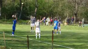 Ювентус (Малчика) гостува на Левски 2007 в общинско дерби Ювентус (Малчика) ще играе срещу Левски 2007 в общинското дерби от 18-ия кръг на Северозападната Трета лига. Двубоят е утре, 25-ти април, от 17:00 часа. В лагера на „бианконерите“ има една добра и една лоша новина преди срещата. Добрата вест е завръщането в състава след наказание на един от най-важните играчи на тима – Мартин Милков. Лошата новина е отпадането на Марио Наков, който получи петото си официално предупреждение при загубата от ФК Троян преди паузата в шампионата и трябва да пропусне срещата заради натрупани жълти картони. Юве все още не е записал точки тази пролет и търси първите си в този период — възможно най-подходящият момент за това е именно на терена на големия съперник. Напомняме, че единствената победа на отбора този сезон бе постигната като гост.