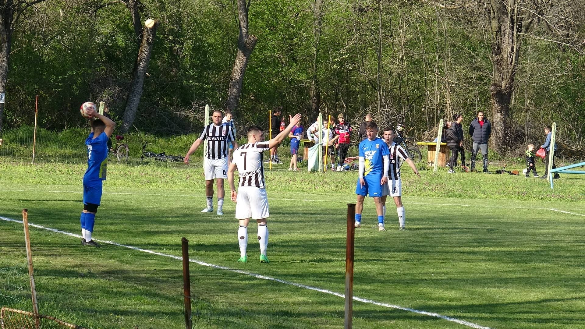 Ювентус (Малчика) гостува на Левски 2007 в общинско дерби Ювентус (Малчика) ще играе срещу Левски 2007 в общинското дерби от 18-ия кръг на Северозападната Трета лига. Двубоят е утре, 25-ти април, от 17:00 часа. В лагера на „бианконерите“ има една добра и една лоша новина преди срещата. Добрата вест е завръщането в състава след наказание на един от най-важните играчи на тима – Мартин Милков. Лошата новина е отпадането на Марио Наков, който получи петото си официално предупреждение при загубата от ФК Троян преди паузата в шампионата и трябва да пропусне срещата заради натрупани жълти картони. Юве все още не е записал точки тази пролет и търси първите си в този период — възможно най-подходящият момент за това е именно на терена на големия съперник. Напомняме, че единствената победа на отбора този сезон бе постигната като гост.