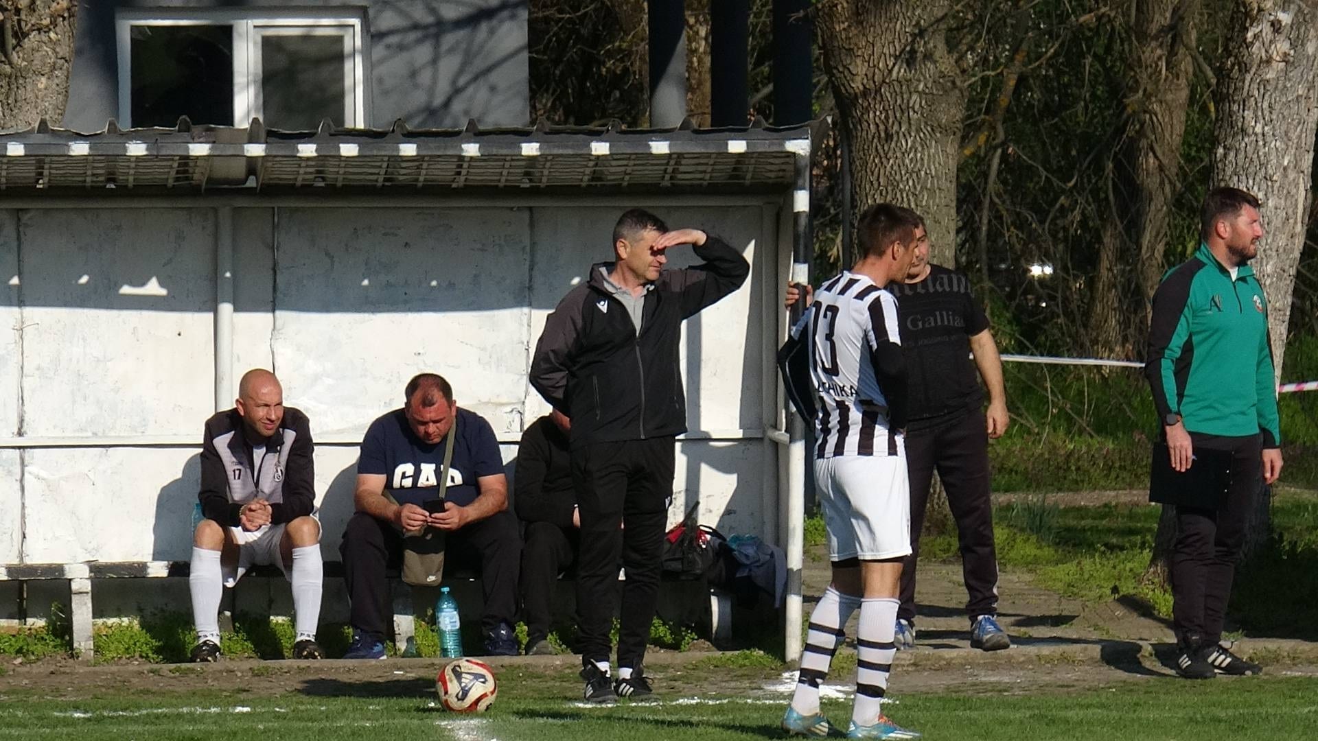 Ювентус (Малчика) очаква дербито с ОФК Левски 2007 Треньорът на Ювентус (Малчика) Веселин Симеонов коментира предстоящото дерби, в което неговият тим ще гостува на ОФК Левски 2007. „Очакваме реакция след срамната загуба от ФК Троян. Играчите ще подходят с амбиция и ще се опитат да не загубят срещата. Противникът е голям дразнител за нашия отбор и се надявам всички да подходят отговорно. Трябва да покажем, че не сме толкова слаби, като за целта трябва да бъдем пределно мобилизирани. Това е най-подходящият сблъсък, в който да го направим. Надяваме се и на подкрепа от нашите фенове. Дано се получи футболен празник и нека по-добрият победи“, каза Симеонов преди срещата. В първата среща между двата тима през сезона Ювентус загуби с 0:2 на собствен терен, след като преди това имаше два успеха в три поредни двубоя.