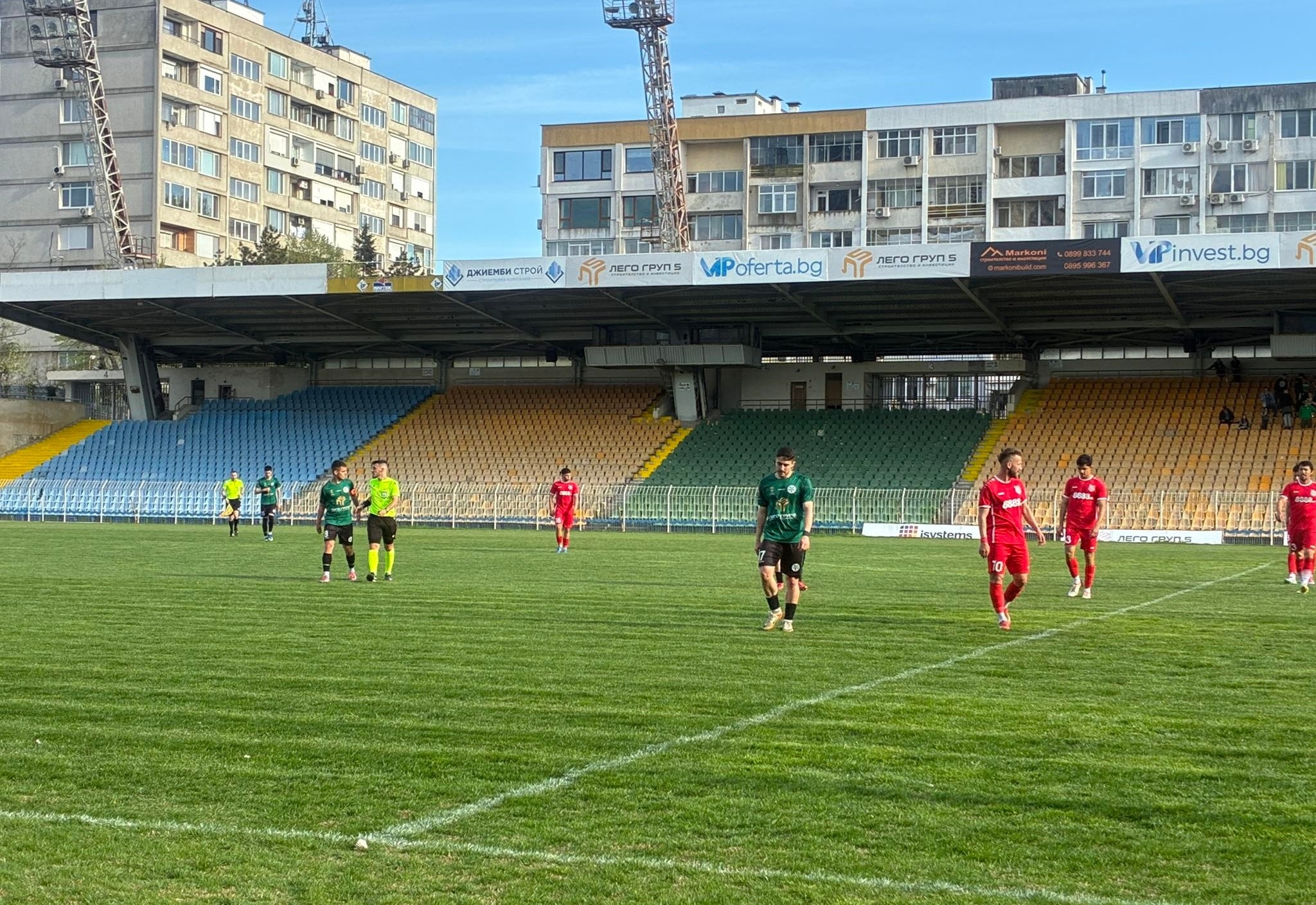 ОФК Хасково завърши 0:0 при гостуването на Нефтохимик (Бургас) ОФК Хасково направи равенство 0:0 в срещата си с Нефтохимик (Бургас) в първия мач от 31-ия кръг на Югоизточната Трета лига. „Червените“ имаха няколко добри възможности да изтръгнат победата на стадион „Лазур“, но не успяха да ги реализират. Гостите започнаха по-активно и изглеждаха уверени към вратата на домакините, въпреки че в началото не създадоха чисти голови положения. Около 20-ата минута Нефтохимик успя да възвърне равновесието в играта, а в 34-ата минута Богомил Цинцарски трябваше да реагира след добър пробив на футболист в зелено. В последните секунди на първото полувреме Владислав Узунов стреля от границата на наказателното поле, но топката премина над вратата. Второто полувреме започна по подобен начин. В 52-ата минута отново Владислав Узунов опита удар от дистанция — топката тупна пред вратаря, който се намеси. В 77-ата минута Нефтохимик стигна до най-добрата си възможност през мача, но не успя да реализира. През по-голямата част от оставащото време хасковлии контролираха събитията и ще съжаляват, че не успяха да стигнат до трите точки. В 86-ата минута Красимир Илиев изпълни пряк свободен удар, но Владислав Величков се намеси и запази мрежата си суха. В следващия кръг ОФК Хасково посреща Локомотив II (Пловдив). Срещата е в сряда, 29 април, от 17:00 часа.