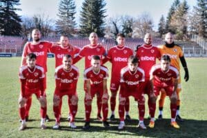 ФК Банско е домакин на Пирин (Гоце Делчев) в регионалното дерби от 29-ия кръг на Югозападната Трета лига. Мачът на стадион "Свети Петър" е в събота, 25 април, от 16:00 часа. Старши треньорът Борис Галчев няма наказани или контузени футболисти и ще може да разчита на целия си състав. Банскалии са в серия от четири поредни мача без загуба — три победи и едно равенство. В последния си двубой те спечелиха гостуването на Ботев (Ихтиман) с 2:1. През есента двата отбора завършиха 0:0 в Гоце Делчев.