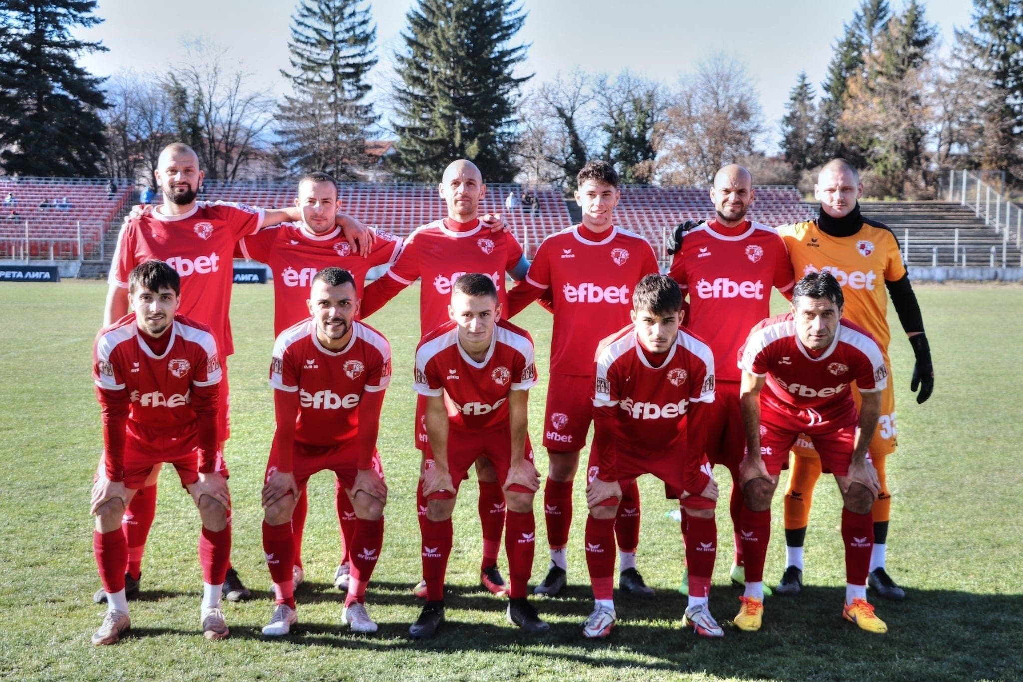 ФК Банско е домакин на Пирин (Гоце Делчев) в регионалното дерби от 29-ия кръг на Югозападната Трета лига. Мачът на стадион "Свети Петър" е в събота, 25 април, от 16:00 часа. Старши треньорът Борис Галчев няма наказани или контузени футболисти и ще може да разчита на целия си състав. Банскалии са в серия от четири поредни мача без загуба — три победи и едно равенство. В последния си двубой те спечелиха гостуването на Ботев (Ихтиман) с 2:1. През есента двата отбора завършиха 0:0 в Гоце Делчев.