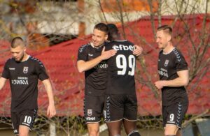 ФК Созопол гостува на Асеновец в Асеновград ФК Созопол ще играе срещу Асеновец в Асеновград в мач от 31-ия кръг на Югоизточната Трета лига. Двубоят е в събота, 25 април, от 17:00 часа на стадион "Шипка". Старши треньорът на небесносините Петър Кюмюрджиев няма да може да разчита на наказания Габриел Джантов, както и на контузените Стоян Кижев и Аюб Ел Мансури. През есента ФК Созопол победи Асеновец като домакин с 3:1. Преди този кръг домакините от Асеновец са под чертата за изпадане, докато Созопол заема временно 10-то място. В последния си мач тимът от Созопол разгроми Спартак (Пловдив) с 4:0.