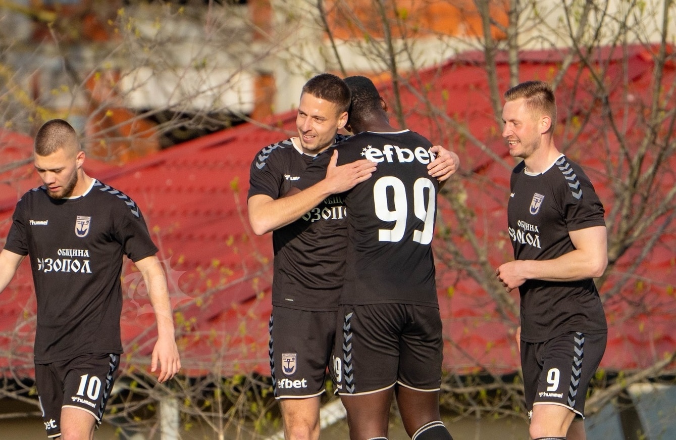 ФК Созопол гостува на Асеновец в Асеновград ФК Созопол ще играе срещу Асеновец в Асеновград в мач от 31-ия кръг на Югоизточната Трета лига. Двубоят е в събота, 25 април, от 17:00 часа на стадион "Шипка". Старши треньорът на небесносините Петър Кюмюрджиев няма да може да разчита на наказания Габриел Джантов, както и на контузените Стоян Кижев и Аюб Ел Мансури. През есента ФК Созопол победи Асеновец като домакин с 3:1. Преди този кръг домакините от Асеновец са под чертата за изпадане, докато Созопол заема временно 10-то място. В последния си мач тимът от Созопол разгроми Спартак (Пловдив) с 4:0.