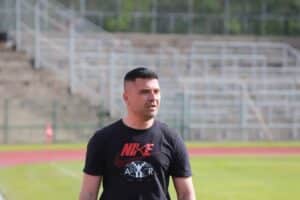 Желев доволен от точката и сухата мрежа при гостуването на Нефтохимик Старши треньорът на ОФК Хасково Живко Желев оцени положително равенството и факта, че тимът запази мрежата суха при визитата си на Нефтохимик (Бургас). „Целта ни беше да не загубим и да не допуснем гол. Изпълнихме я и в това отношение съм доволен. За мен се получи заслужено равенство на фона на показаното от двата отбора. Те бяха малко по-активни от нас, но нямаха кой знае колко опасни ситуации“, каза Желев след двубоя. Хасковлии вече са в серия от пет двубоя без загуба и три срещи без допуснат гол. Те могат да я удължат още в сряда, когато приемат втория тим на Локомотив (Пловдив).