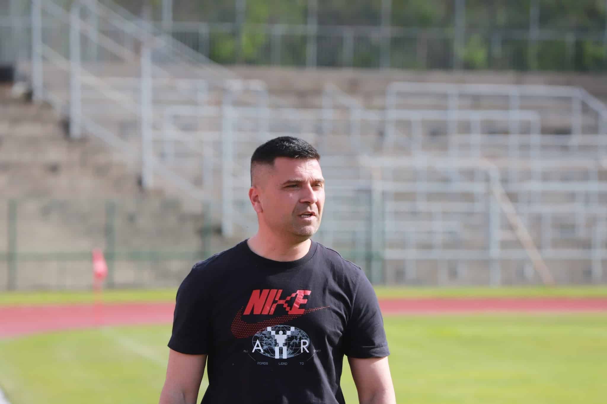 Желев доволен от точката и сухата мрежа при гостуването на Нефтохимик Старши треньорът на ОФК Хасково Живко Желев оцени положително равенството и факта, че тимът запази мрежата суха при визитата си на Нефтохимик (Бургас). „Целта ни беше да не загубим и да не допуснем гол. Изпълнихме я и в това отношение съм доволен. За мен се получи заслужено равенство на фона на показаното от двата отбора. Те бяха малко по-активни от нас, но нямаха кой знае колко опасни ситуации“, каза Желев след двубоя. Хасковлии вече са в серия от пет двубоя без загуба и три срещи без допуснат гол. Те могат да я удължат още в сряда, когато приемат втория тим на Локомотив (Пловдив).