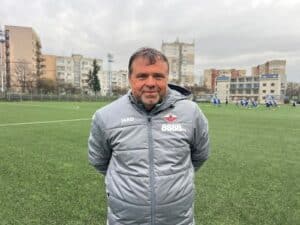 Септември (Симитли) загуби с 0:1 при гостуването си на Балкан (Ботевград) Септември (Симитли) отстъпи с 0:1 в мача на Балкан (Ботевград). След двубоя старши треньорът Петър Костурков даде коментар за представянето на отбора. „Имахме повече владение на топката, но това няма значение, когато си загубил мача. В последната третина не се получиха опасни неща. Съперникът също не създаде кой знае какви положения, но ни вкара един гол 2 минути преди края на първата част. И друг път съм казвал, че не сме опасни в последната третина. Това може да се отдаде и на самочувствие и на липсата на Симеон Димитров. Той просто дава друго присъствие в наказателното поле на противника. Контузията на Илиан също му влияе още. Доста време беше извън строя и все още търси оптималната си форма“, сподели Костурков след двубоя. Наставникът посочи и областите, в които отборът трябва да търси подобрение. „Трябва да сме по-опасни от втора линия. Имаше 1-2 удара на Вергил Янев през първото полувреме, след това и Топузов влезе отляво два пъти. Иначе бяхме беззъби в последната третина“, каза още специалистът. На резервната скамейка днес имаше само четирима полеви играчи, двама от които са на 17 и 18 години, а не напълно добро физическо състояние на някои футболисти също оказа влияние върху играта. „Косов тренира три дни, но в последната тренировка имаше болежки и остана извън сметките. Също така Добромир Панчаревски имаше лека температура и го замених рано. Траянов пък имаше леки болки в глезена и също трябваше да напусне принудително. Вергил Янев сам поиска смяна към 60-ата минута заради умора. Малките не се включиха лошо, но им трябва още време, в което да натрупат самочувствие. От понеделник започваме да мислим за мача със Самоков“, завърши Петър Костурков.