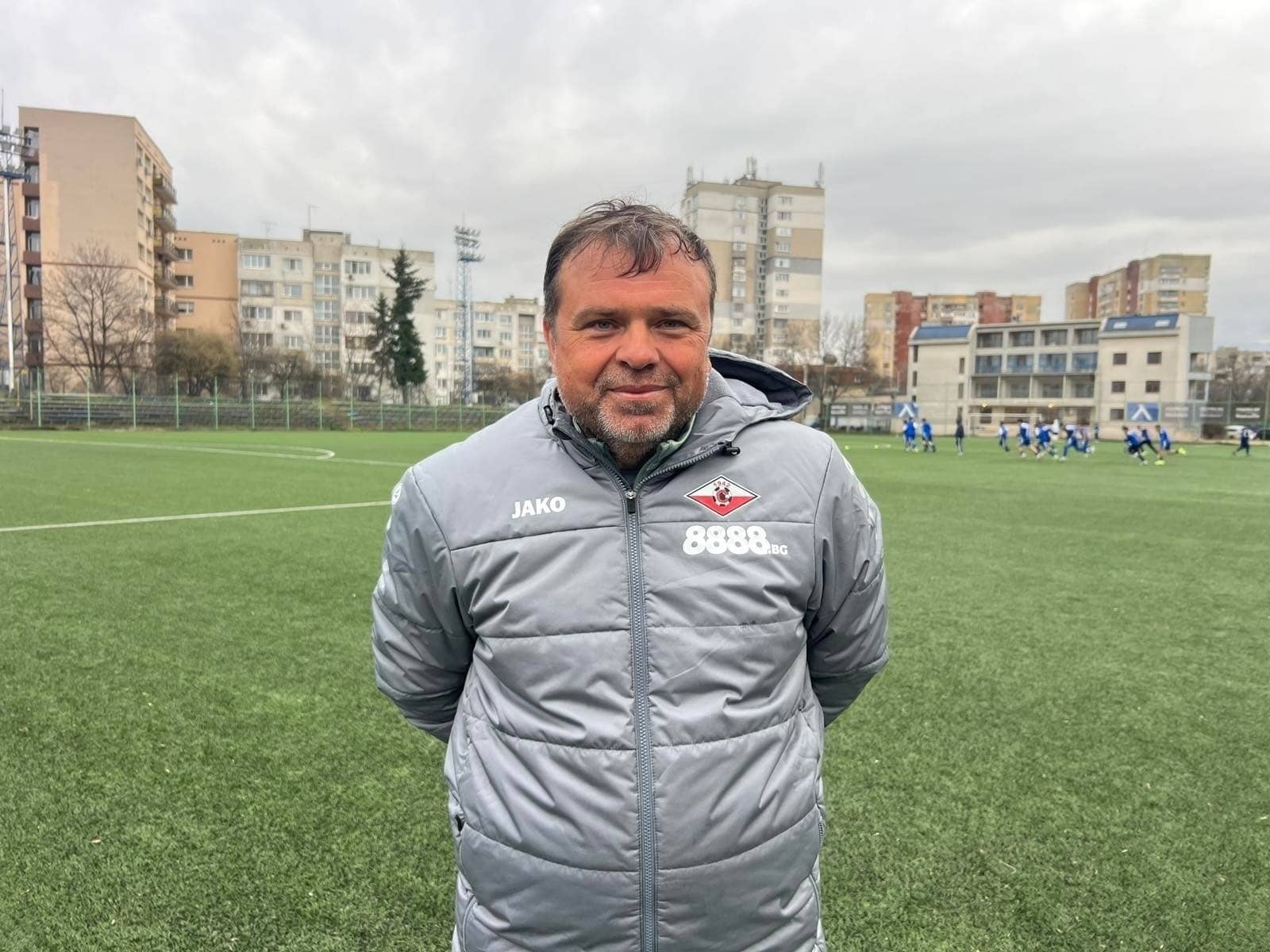 Септември (Симитли) загуби с 0:1 при гостуването си на Балкан (Ботевград) Септември (Симитли) отстъпи с 0:1 в мача на Балкан (Ботевград). След двубоя старши треньорът Петър Костурков даде коментар за представянето на отбора. „Имахме повече владение на топката, но това няма значение, когато си загубил мача. В последната третина не се получиха опасни неща. Съперникът също не създаде кой знае какви положения, но ни вкара един гол 2 минути преди края на първата част. И друг път съм казвал, че не сме опасни в последната третина. Това може да се отдаде и на самочувствие и на липсата на Симеон Димитров. Той просто дава друго присъствие в наказателното поле на противника. Контузията на Илиан също му влияе още. Доста време беше извън строя и все още търси оптималната си форма“, сподели Костурков след двубоя. Наставникът посочи и областите, в които отборът трябва да търси подобрение. „Трябва да сме по-опасни от втора линия. Имаше 1-2 удара на Вергил Янев през първото полувреме, след това и Топузов влезе отляво два пъти. Иначе бяхме беззъби в последната третина“, каза още специалистът. На резервната скамейка днес имаше само четирима полеви играчи, двама от които са на 17 и 18 години, а не напълно добро физическо състояние на някои футболисти също оказа влияние върху играта. „Косов тренира три дни, но в последната тренировка имаше болежки и остана извън сметките. Също така Добромир Панчаревски имаше лека температура и го замених рано. Траянов пък имаше леки болки в глезена и също трябваше да напусне принудително. Вергил Янев сам поиска смяна към 60-ата минута заради умора. Малките не се включиха лошо, но им трябва още време, в което да натрупат самочувствие. От понеделник започваме да мислим за мача със Самоков“, завърши Петър Костурков.