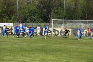 Срумска слава загуби с 0:1 от втория отбор на Левски в мач от поредния кръг на Югозападната Трета лига. Преди началото на срещата бившият рефер от Радомир Георги Янев бе отличен от Председателя на ОС на БФС Перник Венцислав Василев с най-високото отличие във футболното съдийство в България — златна значка и плакет. В първата част домакините пропуснаха няколко добри възможности. Дани Начев овладя центриране на Димитър Савов и стреля с десния крак, но топката профуча на сантиметри от дясната греда на вратаря Владими́ров. Александър Аспарухов също имаше шанс, но ударът му бе изчистен с глава от защитник. В добавеното време на първата част Иво Мотев реализира след бърза контраатака и откри резултата за Левски II. През втората част Срумска слава натисна в търсене на изравняване — удари на Дейвид Джоров, Любомир Тодоров и Чавдар Христов преминаха над вратата. Най-чистото положение за гол дойде в 71-ата минута, когато Дейвид Джоров получи дълъг пас от Стилиян Николов, надбяга защитник и стреля по диагонала, но вратарят Владими́ров изби с върха на пръстите за корнер. СТРУМСКА СЛАВА: 12. Йордан Димитров, 14. Димитър Савов, 3. Димитър Митов (75' Чавдар Христов), 4. Стилиян Николов, 20. Денислав Мицаков, 5. Мартин Костов (46' Мартин Костов), 11. Милен Войнов, 45. Даниел Начев, 88. Кристиян Слишков (46' Дейвид Джоров), 10. Александър Аспарухов ©︎, 80. Деян Христов (46' Любомир Тодоров) (99. Александър Михайлов, 6. Стивън Манолов, 7. Дейвид Джоров, 8. Георги Янев, 9. Любомир Тодоров, 16. Ахмед Адемов, 17. Емилиан Петров, 22. Чавдар Христов, 77. Никола Митков)