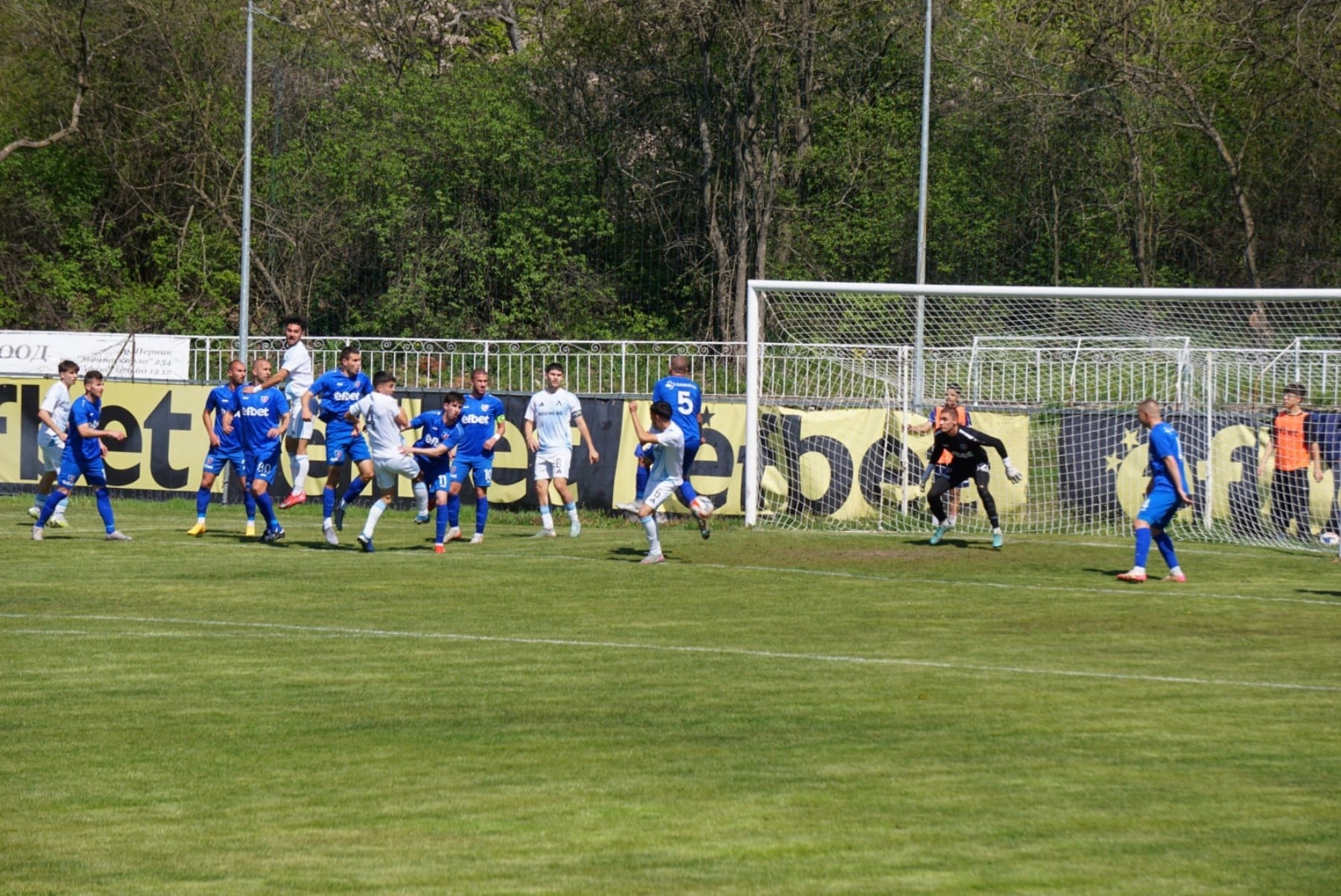 Срумска слава загуби с 0:1 от втория отбор на Левски в мач от поредния кръг на Югозападната Трета лига. Преди началото на срещата бившият рефер от Радомир Георги Янев бе отличен от Председателя на ОС на БФС Перник Венцислав Василев с най-високото отличие във футболното съдийство в България — златна значка и плакет. В първата част домакините пропуснаха няколко добри възможности. Дани Начев овладя центриране на Димитър Савов и стреля с десния крак, но топката профуча на сантиметри от дясната греда на вратаря Владими́ров. Александър Аспарухов също имаше шанс, но ударът му бе изчистен с глава от защитник. В добавеното време на първата част Иво Мотев реализира след бърза контраатака и откри резултата за Левски II. През втората част Срумска слава натисна в търсене на изравняване — удари на Дейвид Джоров, Любомир Тодоров и Чавдар Христов преминаха над вратата. Най-чистото положение за гол дойде в 71-ата минута, когато Дейвид Джоров получи дълъг пас от Стилиян Николов, надбяга защитник и стреля по диагонала, но вратарят Владими́ров изби с върха на пръстите за корнер. СТРУМСКА СЛАВА: 12. Йордан Димитров, 14. Димитър Савов, 3. Димитър Митов (75' Чавдар Христов), 4. Стилиян Николов, 20. Денислав Мицаков, 5. Мартин Костов (46' Мартин Костов), 11. Милен Войнов, 45. Даниел Начев, 88. Кристиян Слишков (46' Дейвид Джоров), 10. Александър Аспарухов ©︎, 80. Деян Христов (46' Любомир Тодоров) (99. Александър Михайлов, 6. Стивън Манолов, 7. Дейвид Джоров, 8. Георги Янев, 9. Любомир Тодоров, 16. Ахмед Адемов, 17. Емилиан Петров, 22. Чавдар Христов, 77. Никола Митков)