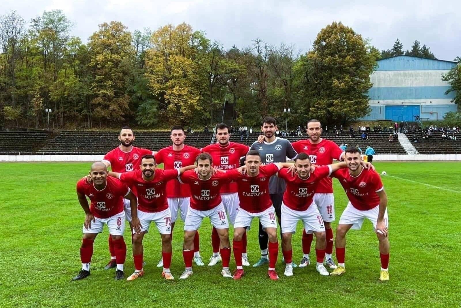 Септември (Тервел) се върна на победния път, след като надделя с 2:0 като гост над Бенковски (Исперих) в мач от 28-ия кръг на Североизточната Трета лига. Христодар Христов вкара по един гол във всяко полувреме за „Хановете“. Тимът имаше още редица положения, но многократно уцели гредите на вратата на противника. След две поредни поражения — едно в първенството и едно за Купата на Аматьорската лига, Септември показа характер и спечели тази трудна визита, продължавайки защитата на своята титла. Още в сряда, 29 април, шампионите ще имат възможност да прибавят нови три точки, когато изиграят отложения си двубой със Светкавица 2014 (Търговище).