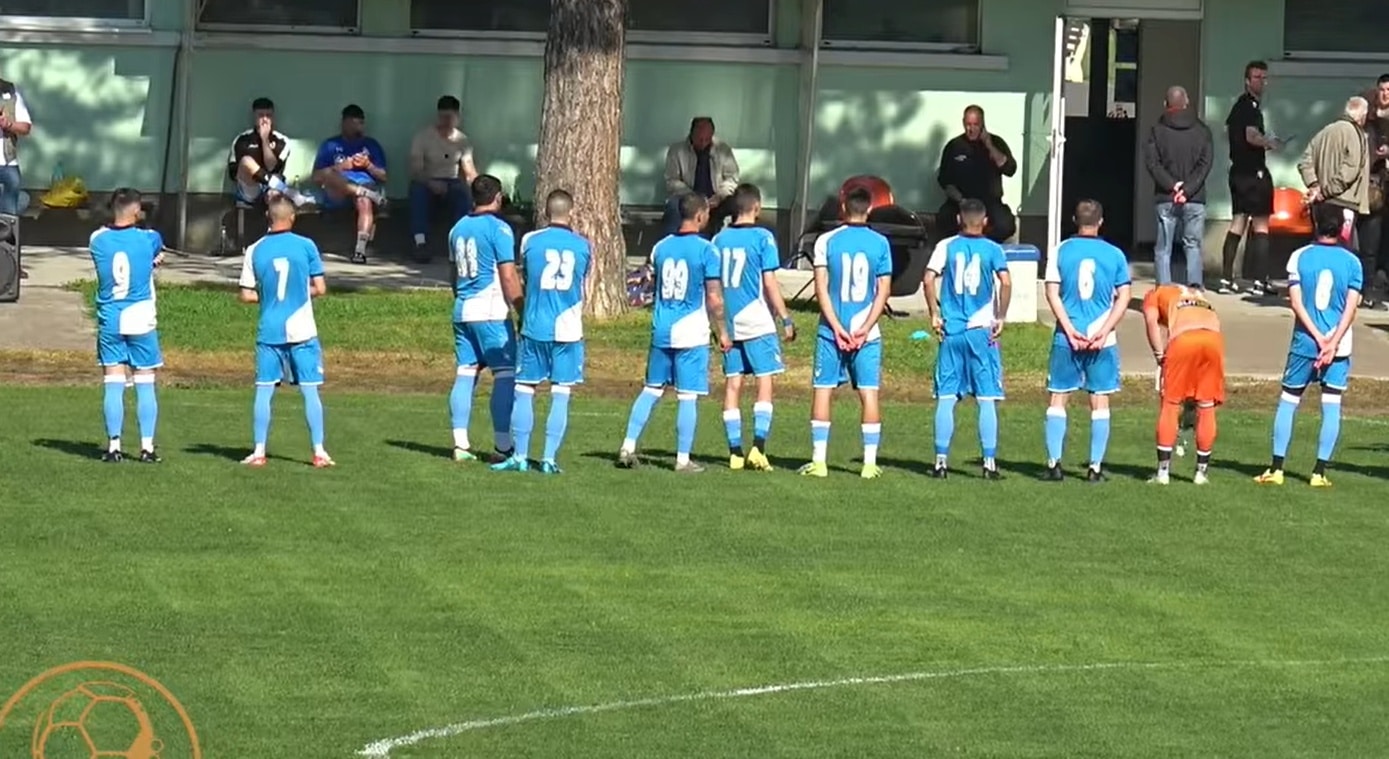 Левски 2007 разгроми Ювентус (Малчика) с 6:0 в общинско дерби Левски 2007 постигна категоричен успех с 6:0 над Ювентус (Малчика) в мач от 18-ия кръг на Северозападната Трета лига, който бе общинско дерби между двата тима. Домакините доминираха през цялото първо полувреме, но до почивката взеха само минимален аванс. В 18-ата минута Лъчезар Ковачев пусна дълъг пас зад гърба на защитата за Атанас Петров, който надбяга противника и с елегантно завършване прати топката в мрежата. В 27-ата минута Ерик Караджов остана сам срещу вратаря след освобождаване от Браян Стефков, но ударът му премина покрай вратата. Второто полувреме продължи с натиск от синьо-белите. В 57-ата минута гостите имаха най-опасната си ситуация след статично положение, но Димитър Височков изби в гредата. След 11 минути логичното се случи и Калоян Тодоров удвои преднината на Левски – Тихомир Тодоров центрира в наказателното поле, където Ивайло Иванов се пребори за топката и с глава я насочи към Тодоров, който нямаше проблеми да я прати в мрежата за 2:0. Скоро след това Асен Русинов направи 3:0, а пет минути по-късно остро центриране на Ивайло Иванов доведе до автогол на Васил Михайлов. В 79-ата минута Ерик Искренов отбеляза втори си гол в срещата. В края на двубоя – в 88-ата минута, Асен Русинов оформи крайното 6:0 след асистенция на Асен Медведев. Това е втора победа за тима, воден от Дочко Дочев, през пролетния дял и първа в състезателен мач (дотогава Левски бе получил служебен успех срещу отказалия се от участие ФК Ловеч). Успехът е и най-изразителният за Левски 2007 срещу Ювентус (Малчика) в третото ниво на българския футбол. В следващия кръг Левски 2007 гостува на Локомотив (Мездра).