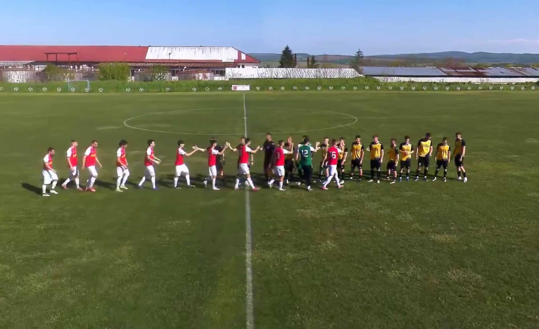 ОФК Павликени и Ком (Берковица) завършиха 0:0 в мач, белязан от спорни съдииски решения ОФК Павликени завърши наравно 0:0 с Ком (Берковица) в домакинството си от 18-ия кръг на Северозападната Трета лига. Двубоят, игран на стадиона в Сухиндол, бе белязан от няколко спорни съдийски отсъждания. Първото полувреме бе предпазливо и от двата отбора и не предложи особено опасни ситуации пред двете врати, така че тимовете се оттеглиха на почивка при резултат 0:0. В 53-ата минута Йордан Йорданов пропусна отлична възможност, след като стреля от чиста позиция, но топката мина на сантиметри от вратата. Само четири минути по-късно Цветомир Траянов бе изгонен с втори жълт картон, въпреки че преди това игра с топката. В 68-ата минута вратарят на Ком удари без топка атакуващ футболист на Павликени в наказателното поле, но не последва нито дузпа, нито червен картон за стража. До края гостите от Берковица също имаха претенции към съдийството, но не успяха да застрашат вратата на Йордан Ников и мачът завърши без победител. В следващия кръг Павликени отново е домакин – на 2 май, събота, тимът приема Янтра (Полски Тръмбеш).