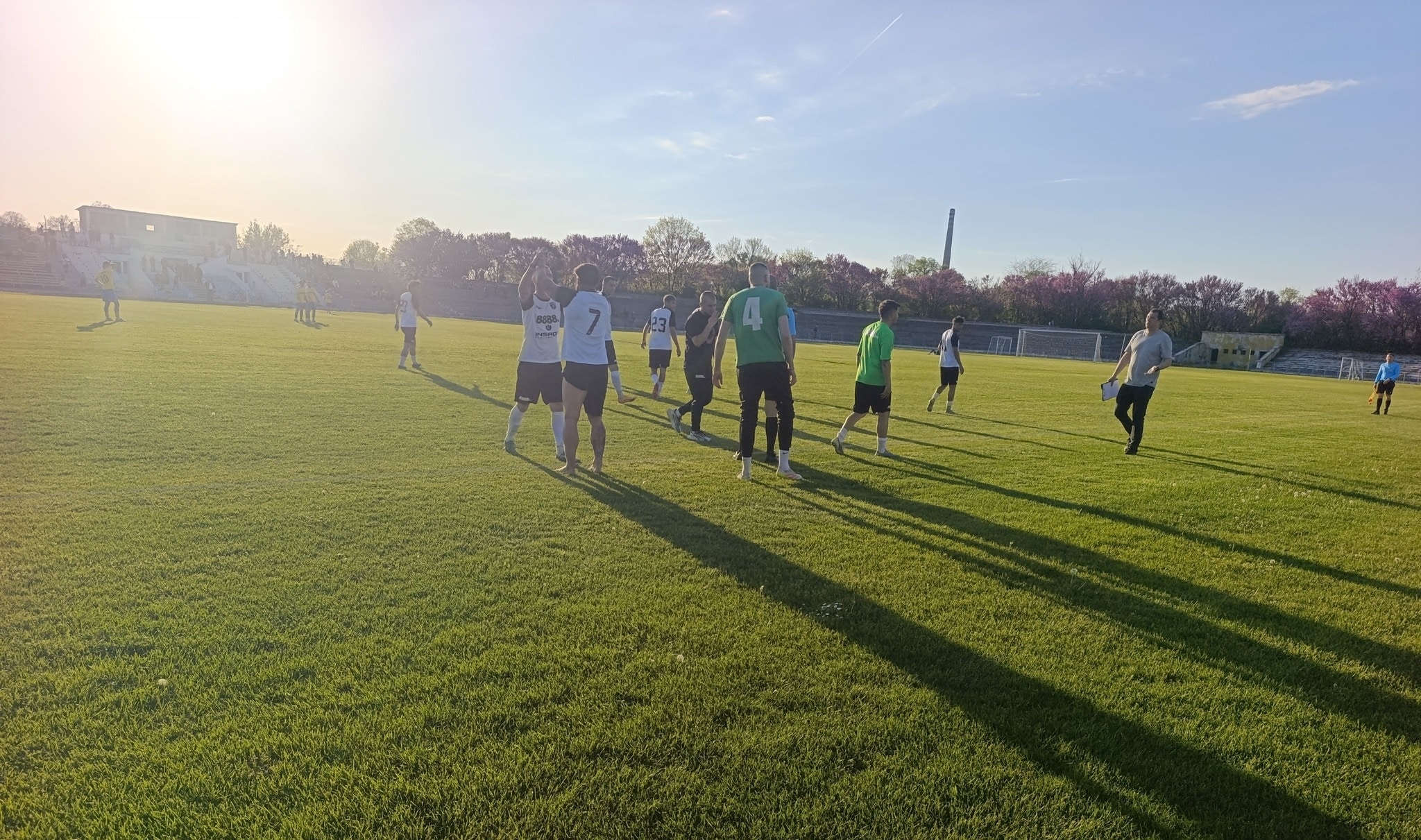 ФК Секирово победи ФК Димитровград 1947 с 3:0 в Борбата за оцеляване ФК Секирово (Раковски) постигна ключова победа в борбата си за оставане в групата, налагайки се с 3:0 като гост над ФК Димитровград 1947 в мач от 31-ия кръг на Югоизточната Трета лига. Всички попадения паднаха през второто полувреме — голмайстори станаха Божидар Костадинов, Йосиф Табаков и Теодор Фърков. С този успех "Секирите" прекъснаха неприятната серия, която ги беше свалила до 17-ото място. След днешния мач тимът се изкачи до 15-ото място с актив от 30 точки. В следващия кръг ФК Секирово ще търси нови точки пред собствена публика. На 2-ри май, събота, тимът приема Нефтохимик (Бургас).