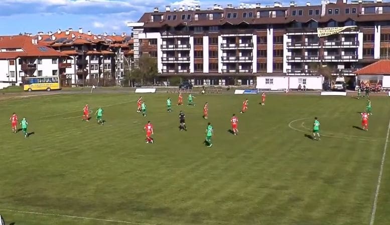 ФК Банско победи Пирин (Гоце Делчев) с 3:2 ФК Банско се наложи с 3:2 като домакин над Пирин (Гоце Делчев) в среща от 29-ия кръг на Югозападната Трета лига. Домакините създадоха комфортна преднина от 3:0, след което допуснаха две бързи попадения в рамките на две минути, но в крайна сметка задържаха трите точки. Това е трета поредна победа за Банско и общо пети мач без поражение за отбора. Още в 7-ата минута Роман Родопски откри резултата. Той получи топката на границата на наказателното поле и с плътен удар прониза вратата, пазена от Реджеп Моламустафа. Първото полувреме завърши при 1:0, а драматичните събития се развиха след почивката. В 46-ата минута Родопски покачи на 2:0. Гостуващата защита сбърка при изнасянето на топката, Родопски я открадна, влезе в наказателното поле и реализира. В 65-ата минута резултатът стана класически — отново след грешка при изнасяне на топката, Георги Фикийн пресече пас, навлезе в наказателното поле и направи 3:0. В 78-ата минута резерва Виктор Шишков намали на 1:3. След далечен шут към вратата на Банско вратарят Ивайло Крумов не успя оптимално да спаси, топката бе изпусната и Шишков я довкара в мрежата. Само минута по-късно Пирин (Гоце Делчев) върна още едно попадение — след центриране отляво играч на гостите засече топката от границата на малкото наказателно поле за крайното 2:3.