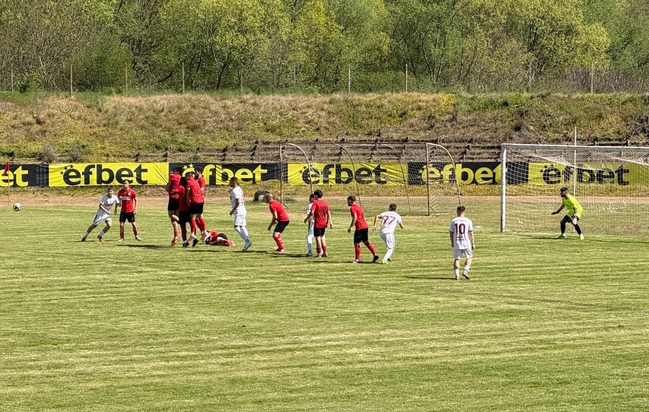 Атлетик (Куклен) победи Розова долина с 4:2 в Казанлък Атлетик (Куклен) победи с 4:2 като гост Розова долина на стадион "Севтополис" в Казанлък. Двубоят обаче ще бъде запомнен с меко казано странното и на моменти скандално съдийство на главния рефер Александър Аргиров. Домакините поведоха рано — Арнаудов откри резултата в 3-ата минута, а Реджеп Халил изравни в 10-ата. В 25-ата минута Хеннинг Якоби донесе обрат за Атлетик и с 2:1 приключи първата част. През втората част Розова долина изравни след точно изпълнение от фаул за 2:2. При резултат 2:2 два пъти футболисти в "червено-черно" бяха фаулирани в наказателното поле, но съдията остана безмълвен. Атлетик продължи да натиска и в 68-ата минута отново Хеннинг Якоби бе точен за 3:2, а крайното 4:2 реализира Никола Гигов.