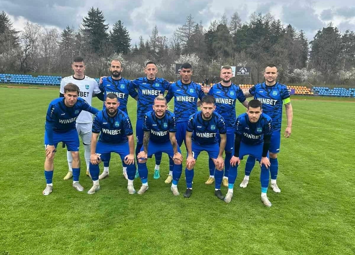 Рилски спортист (Самоков) обърна Сливнишки герой и е само на 2 точки от титлата Рилски спортист (Самоков) победи Сливнишки герой (Сливница) с 2:1 в домакинството си от 29-ия кръг на Югозападната Трета лига. С четвърта поредна победа и общо осма в 10 мача през пролетта "Рилецо" се откъсна с 13 точки пред най-близкия преследвач. Така тимът е само на 2 точки от шампионската корона, която ще му осигури завръщане в професионалния футбол през следващия сезон. Успехът не дойде лесно. След нулево равенство през първото полувреме гостите поведоха в 50-ата минута, когато реализираха директно от ъглов удар. Това обаче мобилизира "скиорите" — те промениха настройката и тактическата си схема и стигнаха до обрат в рамките на пет минути. Емре Дрянов изравни в 60-ата минута, а Илия Русинов донесе трите точки с точно изпълнение в 65-ата. На практика Рилски спортист може да стане шампион на Югозападна България още в следващия кръг, когато гостува на Септември (Симитли).