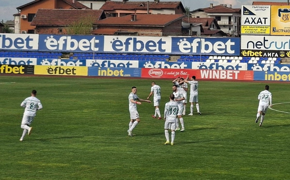 Ботев (Ихтиман) загуби с 0:2 при гостуването на Пирин (Разлог) Ботев (Ихтиман) падна с 0:2 в гостуването си на Пирин (Разлог) в двубой от 29-ия кръг на Югозападната Трета лига. Старши треньорът Валери Свиленов направи множество промени в стартовия състав заради сгъстената програма и полуфиналния мач за Купата на Аматьорската лига срещу Бдин (Видин), игран през седмицата. На резервната скамейка бяха единствено вратарят Иван Дерменджиев, който този път отстъпи титулярното място на Ивайло Петров, както и тримата полеви футболисти – Васил Василев, Лазар Лазаров и Мартин Костадинов. Извън игра останаха Богомил Христов, Борислав Балджийски, Мартин Минчев и други. Следващият мач на Ботев (Ихтиман) е на 2 май в Ихтиман срещу Германея (Сапарева баня).