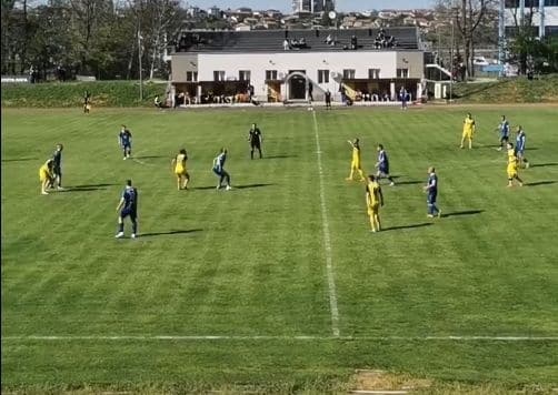 Черноломец (Попово) 1:1 Светкавица 2014 (Търговище) в 28-ия кръг на Североизточната Трета лига Черноломец (Попово) завърши наравно 1:1 със Светкавица 2014 (Търговище) в среща от 28-ия кръг на Североизточната Трета лига. Домакините, които преди няколко дни победиха като гост Септември (Тервел) с 4:0, днес имаха множество пропуски пред вратата на съперника и не успяха да вземат пълния комплект точки. Още в 1-ата минута играч на Черноломец прати топката в аут от няколко метра пред вратата. Пропуските продължиха в хода на първото полувреме, но до почивката резултатът остана нулев. В началото на втората част, в 48-ата минута, Черноломец откри резултата след дузпа — Беадир Беадиров направи 1:0. Наложеният наказателен удар бе отсъден за нарушение на вратаря срещу футболист на домакините. Вместо домакините да задълбочат преднината си, гостите успяха да изравнят в 77-ата минута също след дузпа — точен бе Ясен Василев. Реферът посочи бялата точка заради влизане на вратаря на Черноломец в краката на противников играч. До края на срещата силният натиск на домакините не доведе до промяна в резултата и двубоят завърши 1:1.