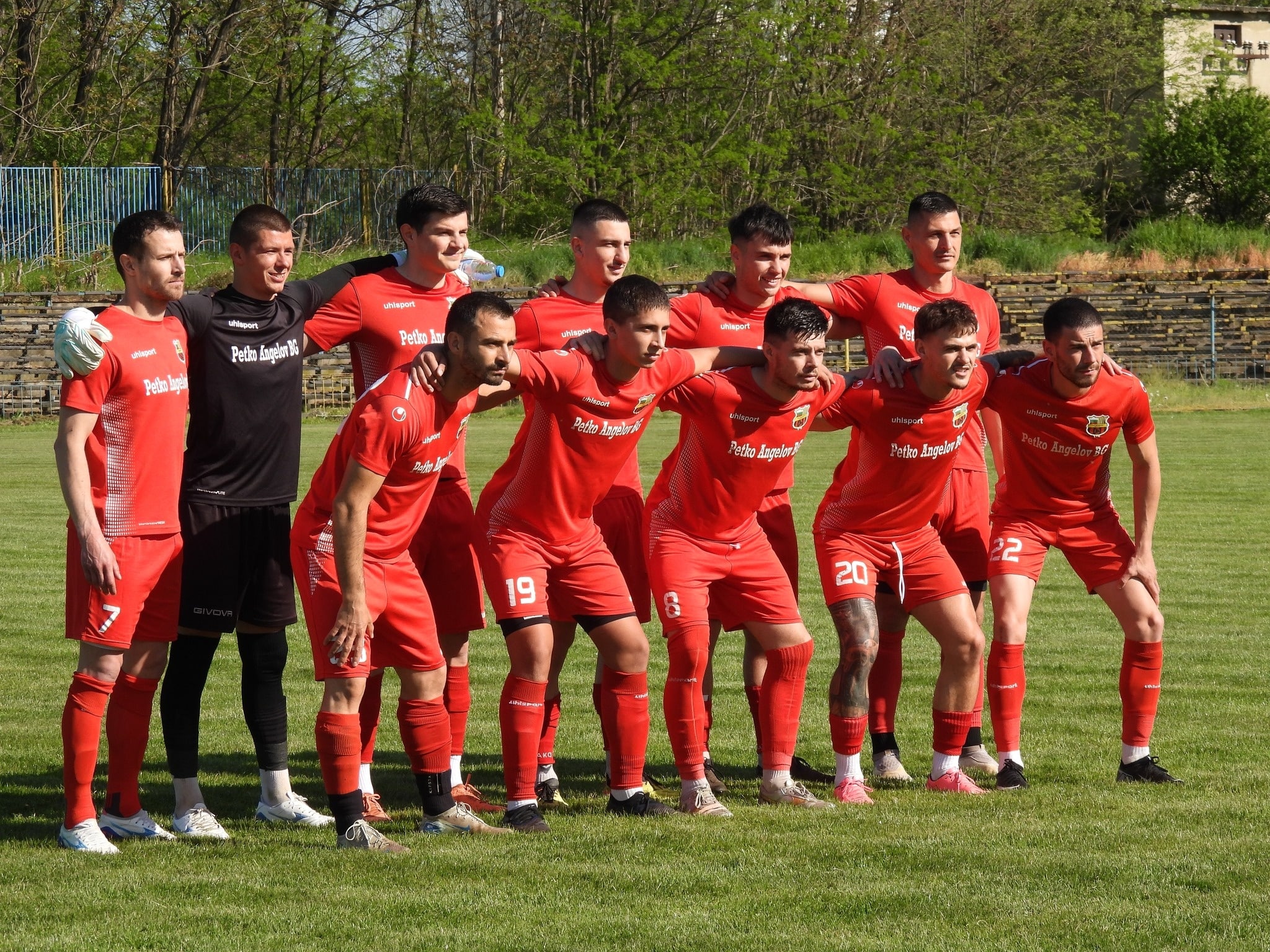 Марица (Милево) спечели категорично с 3:0 срещу Марица (Пловдив) Марица (Милево) се наложи убедително с класическото 3:0 над Марица (Пловдив) в мач от 31-ия кръг на Югоизточната Трета лига. Така отборът от Милево записва втора поредна победа срещу лидери в класирането — след успеха над Несебър с 1:0 в предишния кръг, сега беше надигран и тимът от Пловдив. Водени от опитния старши треньор Иван Кочев, гостуващите бяха категорично по-добрият отбор и имаха възможности да увеличат още резултата. Още в 13-ата минута Христо Стоянов откри за Марица (Милево). До почивката гостите създадоха още няколко положения, но първото полувреме приключи при 1:0. След почивката гостите вдигнаха темпото и в рамките на 15 минути добавиха два гола. Домакините имаха един удар с глава, но топката излезе в аут. Желязко Калинов направи 2:0 в 60-ата минута, а Цветомир Петров реализира много хубаво попадение за 3:0 в 75-ата минута. Следващият мач за Марица (Милево) е домакинство срещу Спартак (Пловдив) на 29 април от 17:00 ч.