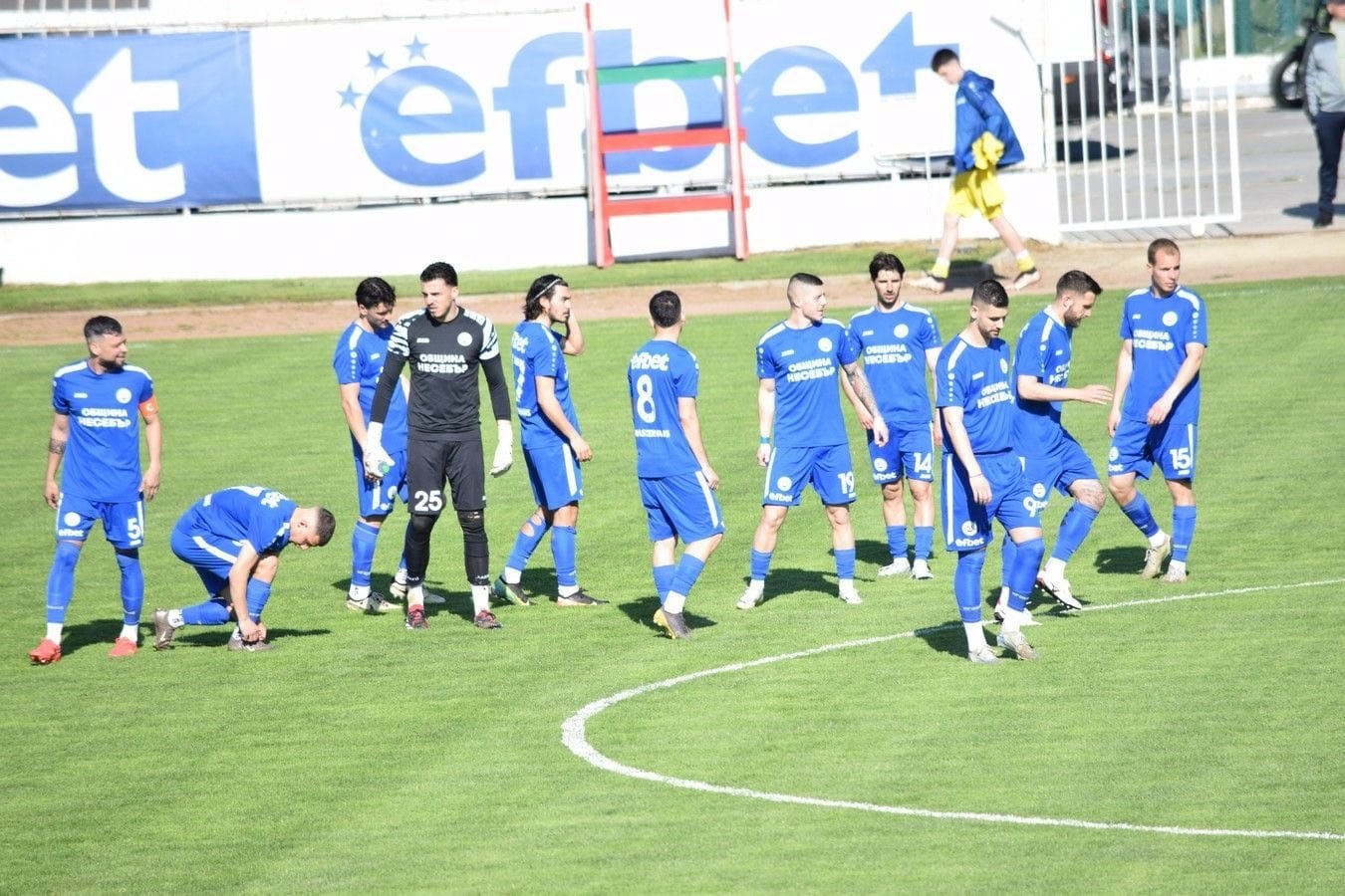 ОФК Несебър разгроми Гигант (Съединение) с 7:2 ОФК Несебър разби Гигант (Съединение) със 7:2 в мач от 31-ия кръг на Югоизточната Трета лига. След успеха „делфините“ отново поведоха с 3 точки на върха, след като Марица (Пловдив) загуби у дома с 0:3 от Марица (Милево). По два гола за домакините реализираха Олександър Клименко и Никола Гелин, а по един добавиха Кристиян Парашкевов, Радостин Митев и Калоян Недев. Радостин Митев откри резултата в 14-та минута. Кристиян Парашкевов удвои от дузпа в 37-ата минута, отсъдена за игра с ръка. Олександър Клименко покачи на 3:0 за Несебър в края на полувремето. След почивката Аурел Мусай намали за гостите с глава в 62-ата минута – 1:3. Отново Клименко в 72-ата минута вкара впечатляващ гол от границата на наказателното поле в горния десен ъгъл за 4:1. Петото попадение за Несебър бе дело на Калоян Недев в 73-та минута на празна врата след пас на Клименко. Девет минути по-късно Никола Гелин направи резултата 6:1. В 85-ата минута Виктор Панеков намали на 6:2, а крайното 7:2 за ОФК Несебър оформи отново Никола Гелин.