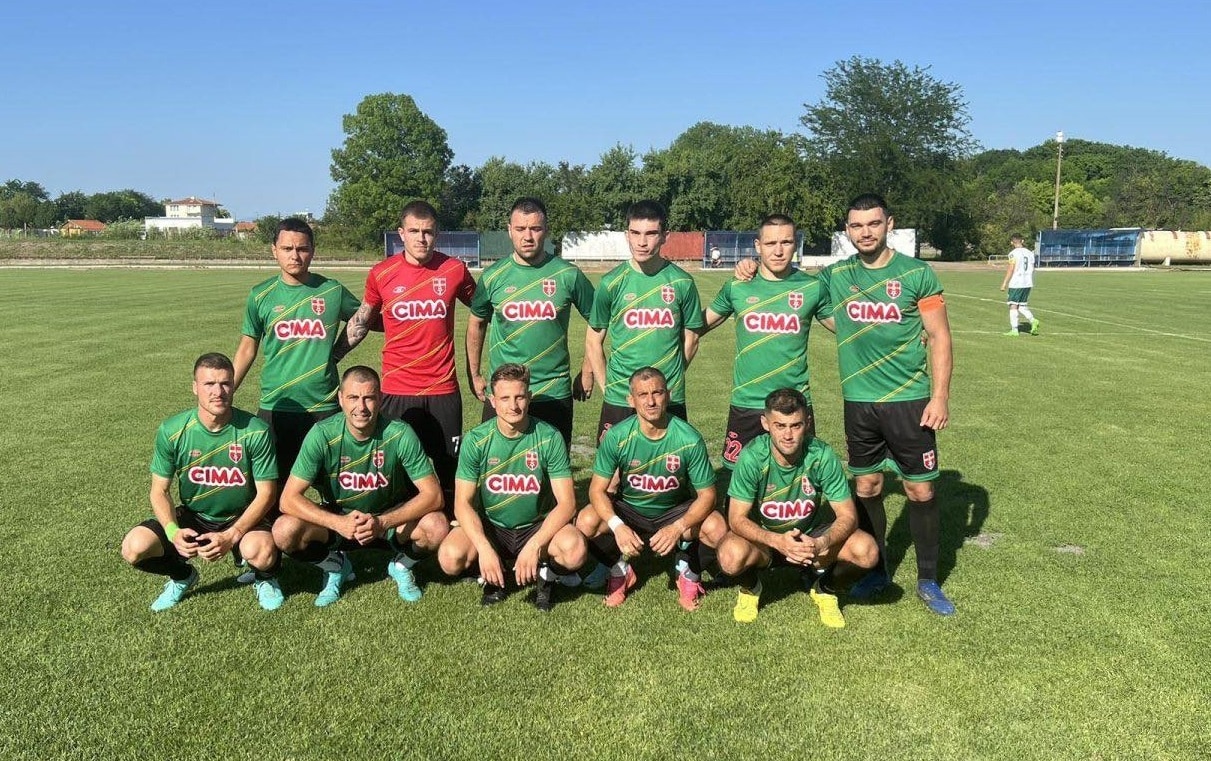 ФК Раковски победи ФК Хасково с 2:1 в контролна среща ФК Раковски постигна победа с 2:1 над ФК Хасково в контрола, организирана в деня, в който тимът имаше почивка по програма в Югоизточната Трета лига. Старши треньорът Валери Домовчийски даде шанс за изява на футболисти, които през сезона получаваха по-малко игрово време. Първото полувреме приключи при резултат 1:1, като за Раковски след серия от рикошети се разписа Валентин Маджарски. Второто полувреме също предложи интересни ситуации. Малко преди края в игра се появи Петър Атанасов, който раздвижи атаката на домакините и спечели дузпа, която за съжаление не бе реализирана. Само минути по-късно, след нова атака, Раковски стигна до победното попадение за 2:1 чрез Стефан Попов. Следващият двубой на ФК Раковски е в сряда, 29 април, от 17:00 часа на собствен терен срещу Димитровград.