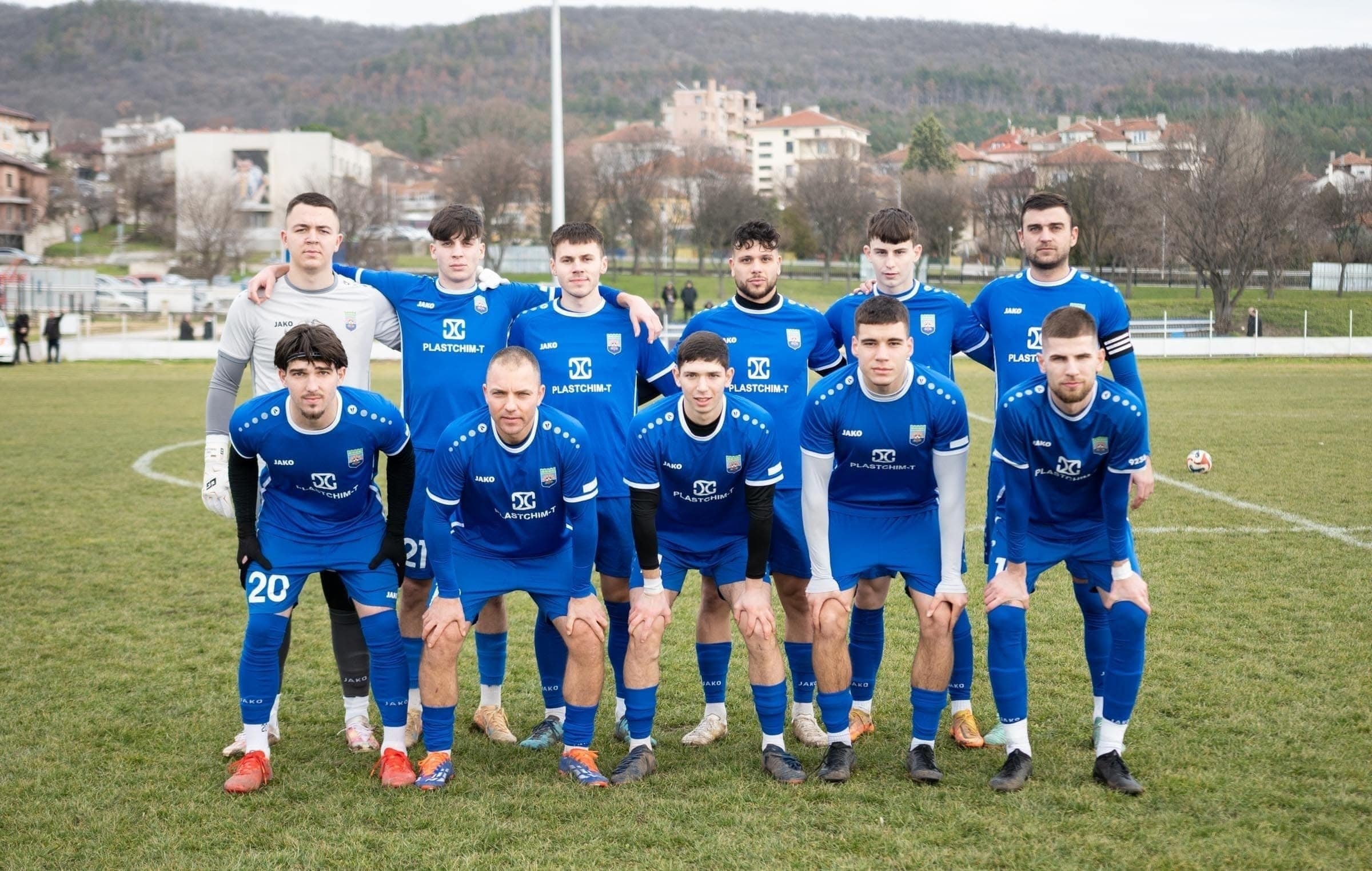 ФК Аксаково победи с 2:0 като гост Олимпик (Варна) в среща от 28-ия кръг на Североизточната Трета лига. „Сините“ се върнаха на победния път и запазиха мрежата си суха срещу неудобен съперник. Домакините поведоха в 28-ата минута след опасна акция: Калоян Цветков проби през четирима и стреля, топката удари гредата, а при добавката Димитър Павлу вкара с глава в празна врата. В 73-ата минута Аксаково реализира след бърза контраатака. Димитър Павлу проби отдясно и пусна зад защитата за Калоян Тодоров, който срещу вратаря вкара по земя в далечния ъгъл за 2:0. В 93-ата минута Олимпик стигна до най-добрата си възможност, но гредата отново помогна на гостите. Олимпик рядко стигаше до чисти положения, основно центрираше и опитваше удари с глава, като владеенето на топката бе по-голямо особено през второто полувреме, когато „сините“ се поизмориха. Аксаково обаче генерира опасности на контраатака и уцели още два цимента — едната греда от Калоян Тодоров, другата от влезлия като резерва юноша Добромир Николов. Минутите за юношите получи и Добрин Костадинов, а Евгени Стоянов пропусна отличен шанс — удар от пет метра, който мина над вратата. В следващия кръг ФК Аксаково ще запише служебна победа срещу извадения от групата Светкавица Търговище. „Сините“ ще играят отново на 9 май, когато гостуват на Черноломец (Попово).