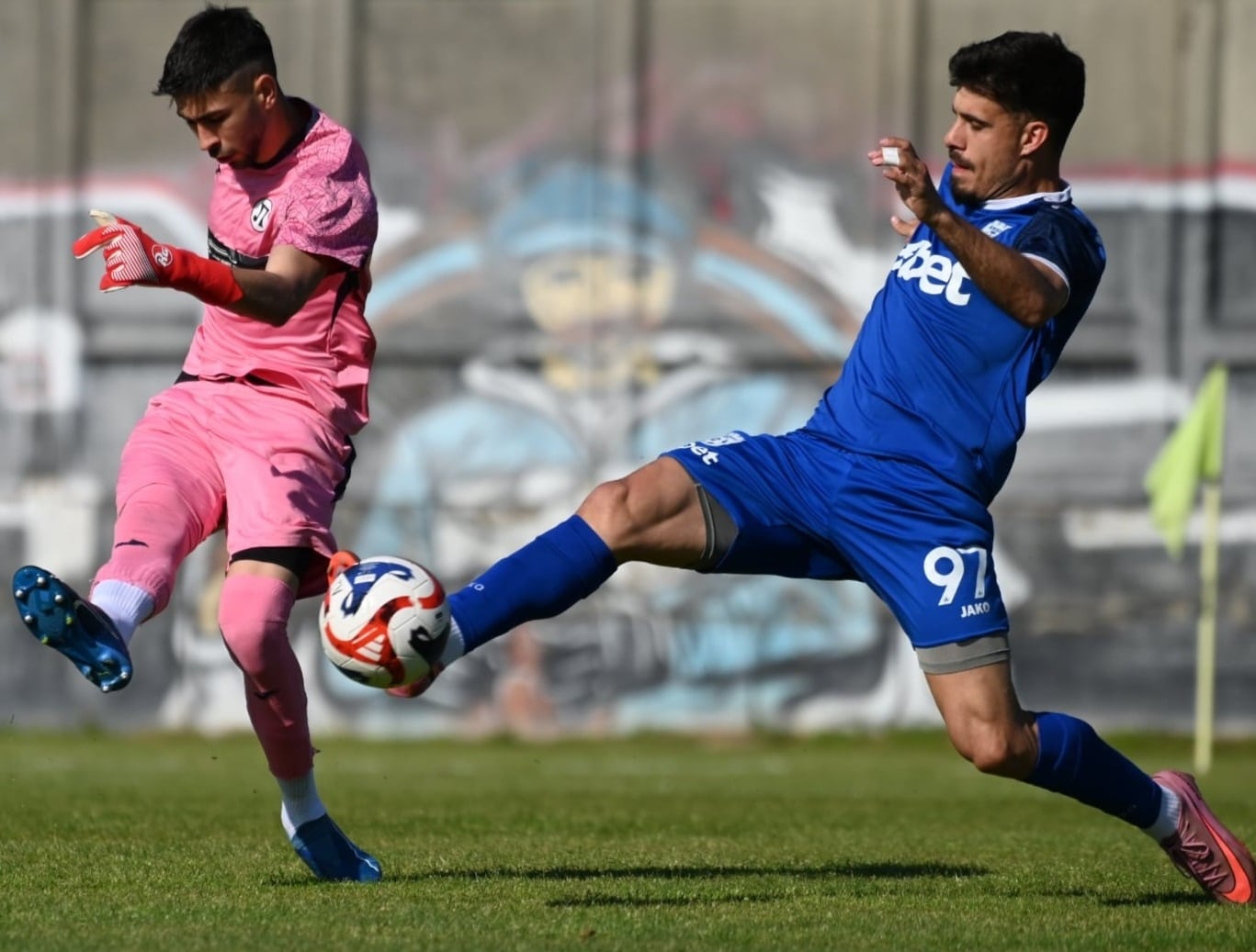 ФК Ямбол победи дубъла на Локомотив (Пловдив) с 1:0 ФК Ямбол спечели с 1:0 като гост срещу дублиращия отбор на Локомотив (Пловдив) в среща от 31-ия кръг на Югоизточната Трета лига. Мачът започна вихрено за ямболии и още в 4-ата минута Станислав Вълчев откри резултата за гостите. След този успех ФК Ямбол се изравни на третото място с Нефтохимик, но остава зад тях заради по-лошите показатели в преките двубои. И двата отбора имат по 52 точки. Следващият мач за ФК Ямбол е в сряда, 29 април, в междинния кръг — у дома срещу Розова долина (Казанлък). Началният час е 17:00.