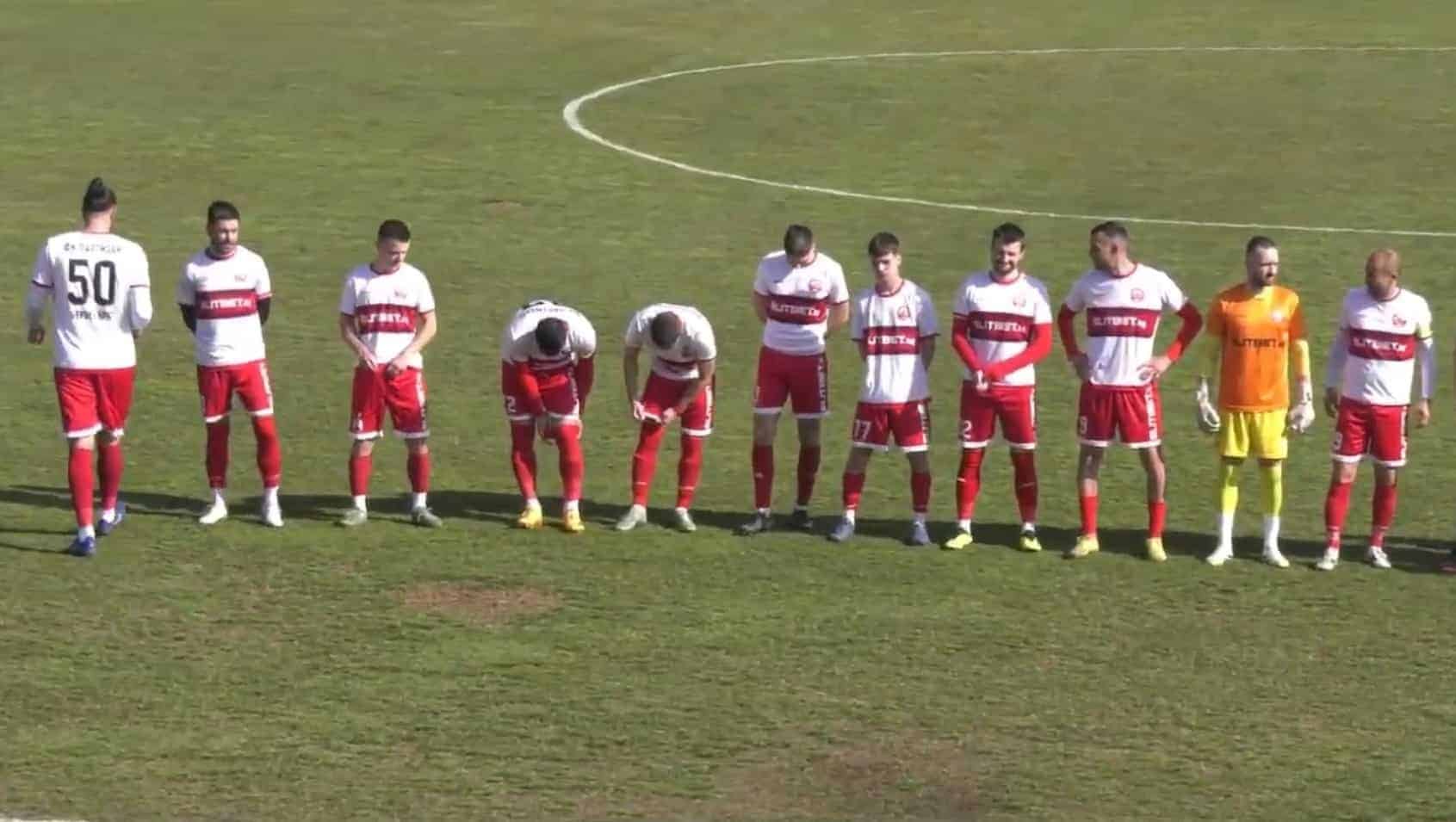 Партизан (Червен бряг) направи 1:1 при визитата на Янтра (Полски Тръмбеш) — мачът белязан от три червени картона за гостите Партизан (Червен бряг) завърши 1:1 при гостуването си на Янтра (Полски Тръмбеш) в среща от 18-ия кръг на Северозападната Трета лига. Двубоят ще се запомни и с трите червени картона за „партизаните“. Гостите откриха резултата в 30-ата минута след добра атака, започнала от Стефан Христов и продължила с комбинация към Румен Миков. Миков центрира от фланга, а Христо Димов завърши с глава за 0:1. След това обаче развоят на мача беше повлиян от съдийските решения. В 35-ата минута Цветан Петров получи червен картон в ситуация, при която според отбора на Партизан и един от футболистите на Янтра трябваше да бъде изгонен — вместо това реферът показа червен картон на човек от пейката на домакините. След подновяването на играта втората част Партизан започна да играе по-съсредоточено в своята половина. При един, по оценка на гостите, не груб фаул в центъра на терена Тони Паликрушев получи втори жълт картон и беше изгонен. След тази ситуация имаше удари в слабините от футболисти на Янтра, но главният съдия от Габрово не реагира. В 86-ата минута Явор Генчев изравни с удар от около 30 метра. Веднага след подновяването Христо Димов стреля също от около 30 метра, но вратарят изби с голямо усилие в корнер. В 90-ата минута Партизан остана с трети човек по-малко, след като Кристиян Григоров получи втори жълт картон за забавяне при подновяване на играта. Въпреки намаления състав гостите успяха да запазят поне равенството, макар че според тях заслужаваха и повече. В следващия кръг Партизан ще получи служебна победа срещу отказалия се от участие ФК Ловеч, а на 9 май (събота) е домакин на Етър II (Велико Търново).