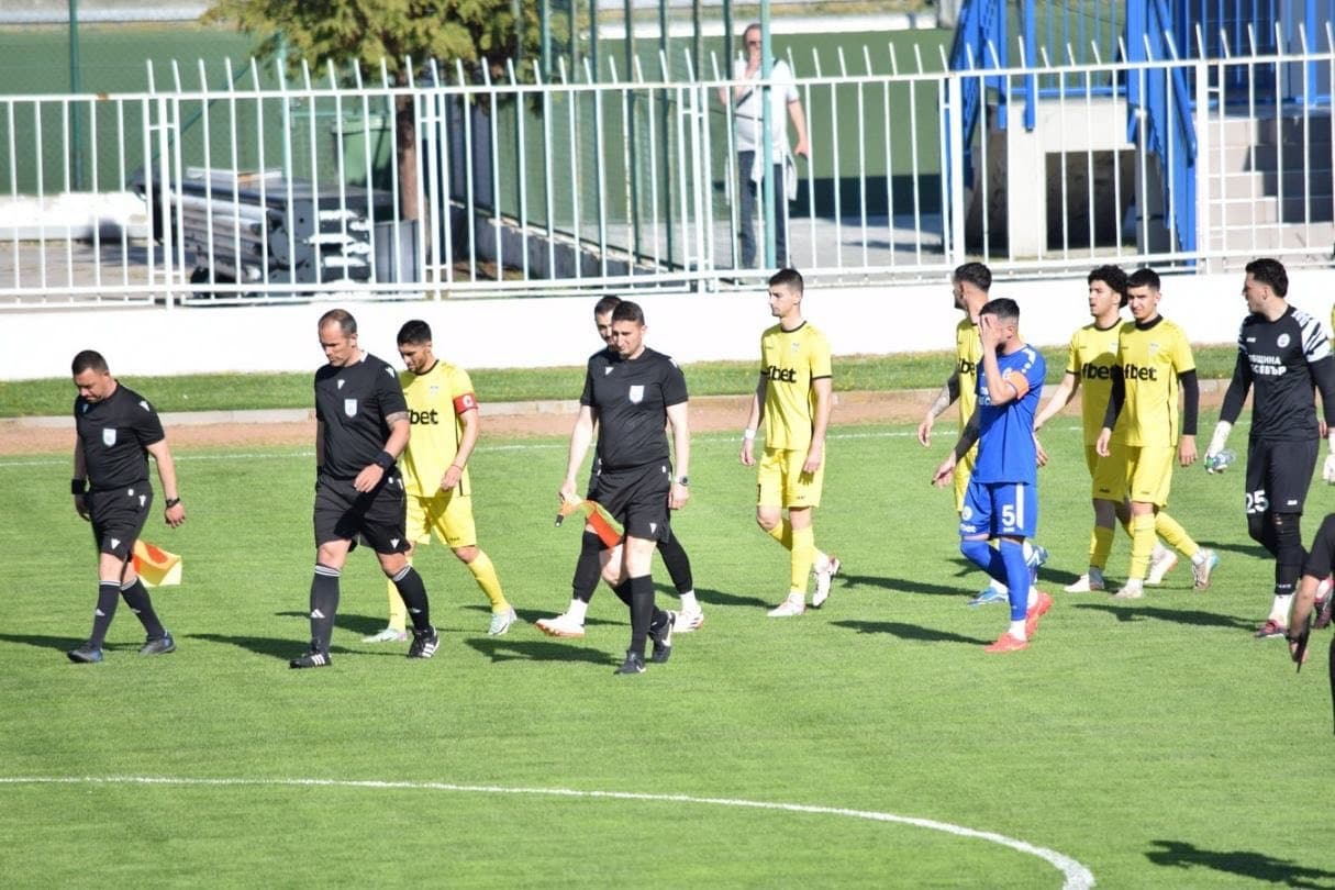 Гигант (Съединение) загуби с 2:7 от ОФК Несебър в 31-ия кръг на Югоизточната Трета лига Гигант (Съединение) допусна тежка загуба с 2:7 при визитата на лидера ОФК Несебър в мач от 31-ия кръг на Югоизточната Трета лига. Старши треньорът Васил Стефанов за пореден път имаше много ограничен избор на резерви – в състава бяха записани само резервен вратар и трима полеви състезатели: Венци Белчев и младите Георги Даскалски и Златомир Андреев. Домакините поведоха с 3:0 до почивката след попадения на Радостин Митев, Парашкевов (от дузпа) и Клименко. В началото на втората част Аурел Мусай намали на 1:3, но след това последваха нови голове за Несебър — Клименко, Калоян Недев и Гелин за 6:1. Виктор Панеков върна един гол за гостите за 2:6, а крайното 7:2 оформи отново Никола Гелин.