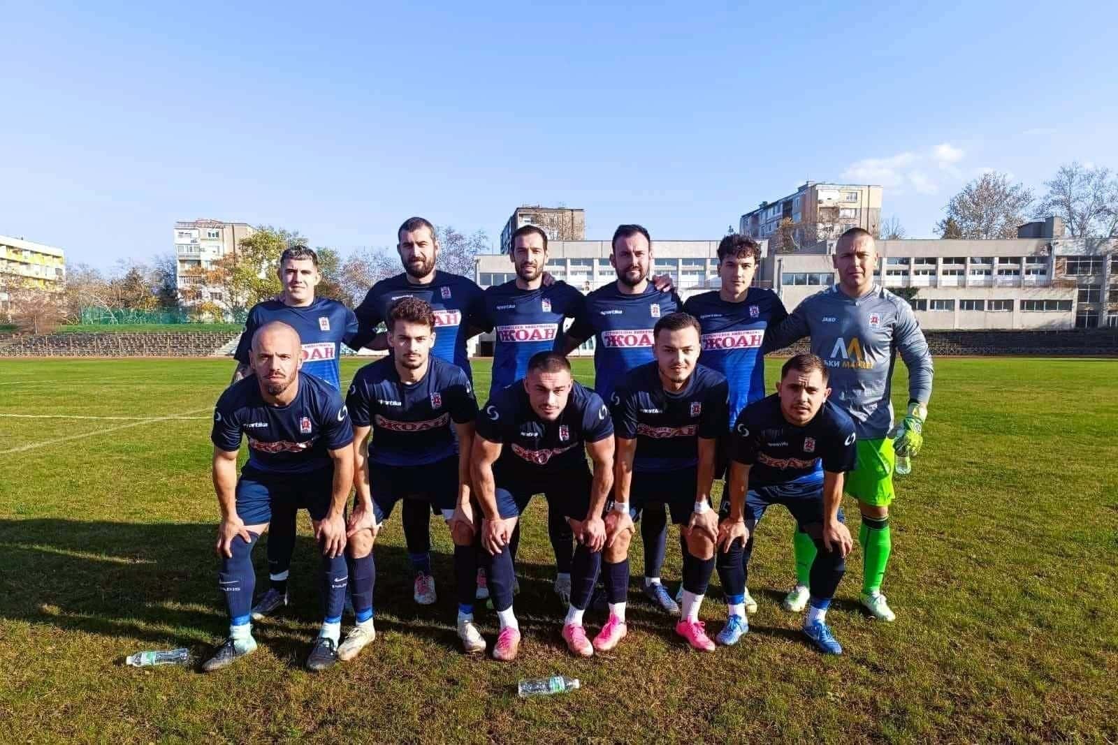 Доростол (Силистра) загуби у дома от Волов-Шумен 2007 с 0:1 Доростол Силистра отстъпи с минималното 0:1 пред Волов-Шумен 2007 в мач от 28-ия кръг на Североизточната Трета лига. Гостите стигнаха до успеха в 89-ата минута. Единственият гол беше дело на Димитър Игнатовски, който реализира от свободен удар в края на двубоя. Волов-Шумен 2007 доминираше през по-голямата част от срещата и създаде най-интересните положения, но вратарят на Доростол Метин Макавеев многократно спаси удачите на Румен Николов и Димитър Игнатовски, задържайки домакините в мача почти до последната минута. Силистренци не успяха да отправят опасни положения пред вратата на съперника и така не стигнаха до точка в мача. В следващия кръг Доростол гостува на Устрем (Дончево).