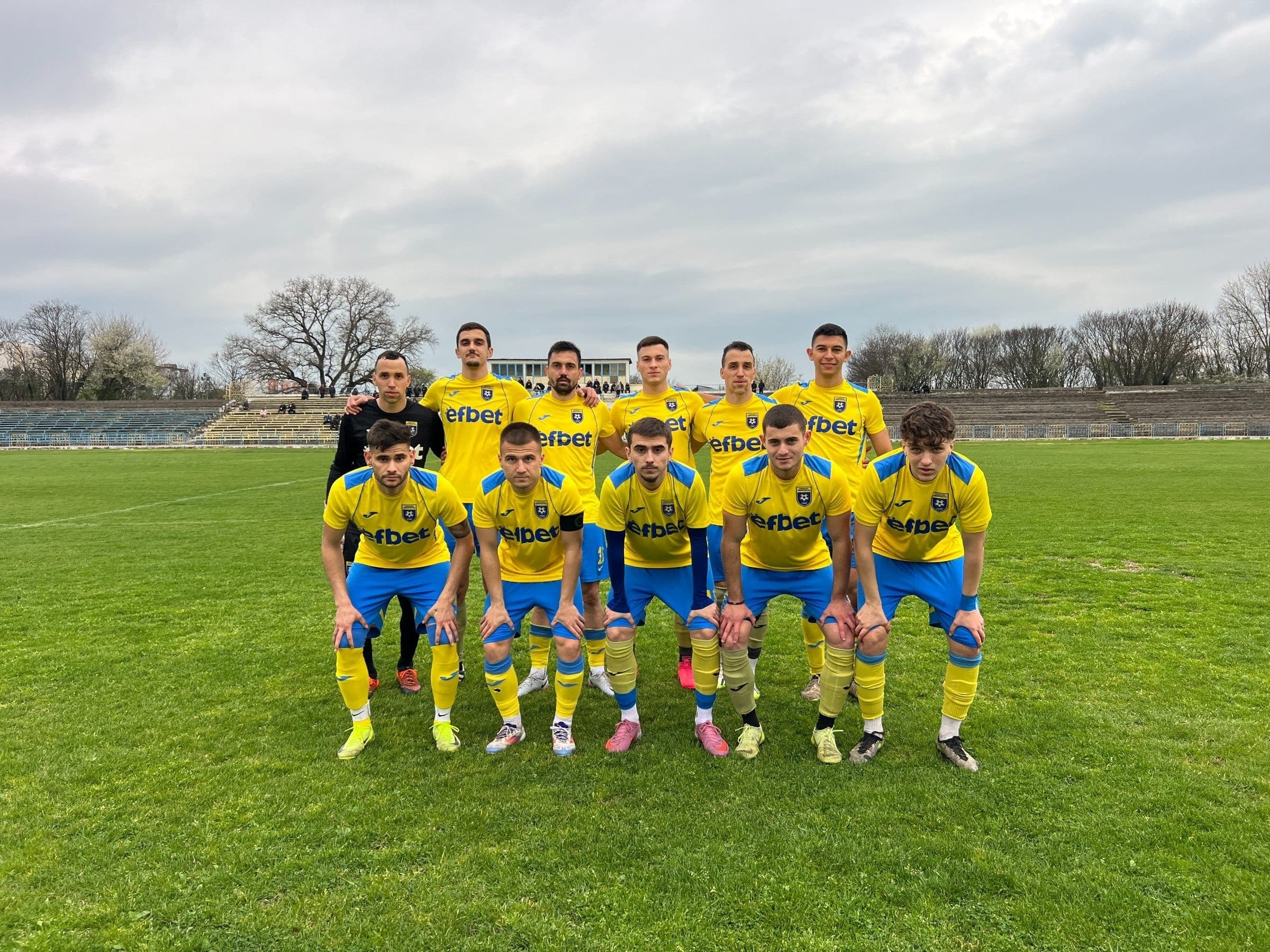 ФК Димитровград загуби с 0:3 домакинството си на Секирово (Раковски) в мач от 31-ия кръг на Югоизточната Трета лига. Двата тима изиграха равностойно първо полувреме, като домакините бяха по-активният отбор и пропиляха три отлични възможности за гол. Вместо да води поне с 2:0, Димитровград се оттегли на почивка при нулево равенство. През второто полувреме всичко се обърна за домакините. Всички три гола бяха допуснати след почивката, а около 20 минути преди края капитанът Васил Сантов получи пресилен втори жълт картон и беше изгонен, въпреки че в конкретната ситуация съдията беше отсъдил нарушение срещу него. Спорни бяха и отсъжданията при дузпата за Секирово — първо бранител на „жълто-сините“ изрита топката в ръката на атакуващ футболист на гостите, но не последва нарушение. След това топката се отклони в друг играч на „секирите“, чието изпълнение се докосна до ръката на играч на Димитровград, но и тогава дузпа не беше дадена веднага. Съдията посочи бялата точка едва след като отборът от Раковски отново игра с топката и не успя да реализира. Загубата оставя Димитровград на 17-о място с 28 точки — 8 повече от Асеновец (Асеновград) и 10 пред следващия съперник на тима, СФК Раковски. „Жълто-сините“ гостуват в Раковски в сряда, 29 април, от 17:00 часа.