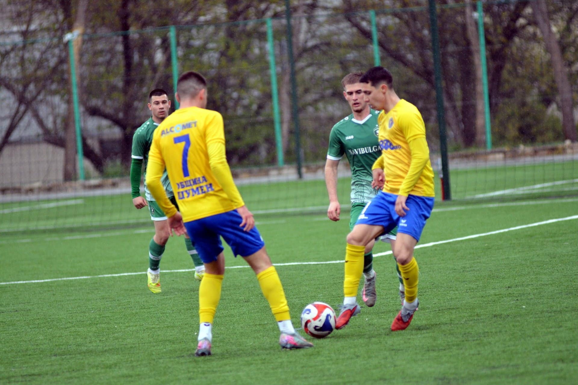 Волов-Шумен 2007 победи Доростол с 1:0 в Силистра Волов-Шумен 2007 постигна трудна, но важна победа с 1:0 при гостуването си на Доростол Силистра. Двубоят от 28-ия кръг на Североизточната Трета лига се игра на стадион „Луи Айер“ и завърши в полза на шуменския тим. Мачът бе доминиран от гостите, които обаче срещнаха здрава защитна блокада и трудно създаваха чисти положения. Шуменци бяха по-активни в офанзивен план, но липсваше ефективност пред чуждата врата. Това принуди играчите на Волов-Шумен да търсят късмета си и от далечни дистанции, но стражът на Доростол Мартин Макавеев отразяваше всички подобни опити. Най-добри възможности за гол имаха Румен Николов и Христо Станчев. Второто полувреме домакините издържаха на натиска, но настойчивостта на гостите даде резултат в 88-ата минута, когато Димитър Игнатовски реализира с мощен шут от свободен удар от сериозна дистанция. За Волов-Шумен липсваха наказаният Радослав Ковачев, както и още двама играчи. Златин Боянов е ангажиран с националния отбор по минифутбол в Румъния, а Васил Добрев също не бе на разположение. С тази победа „жълто-сините“ взеха три точки и записаха шестия си пореден успех в шампионата. Волов-Шумен 2007 остава на четвърта позиция с 54 точки — с 4 повече от Черноломец (Попово). В следващия кръг тимът посреща Олимпик (Варна). снимка: ШУМ.БГ