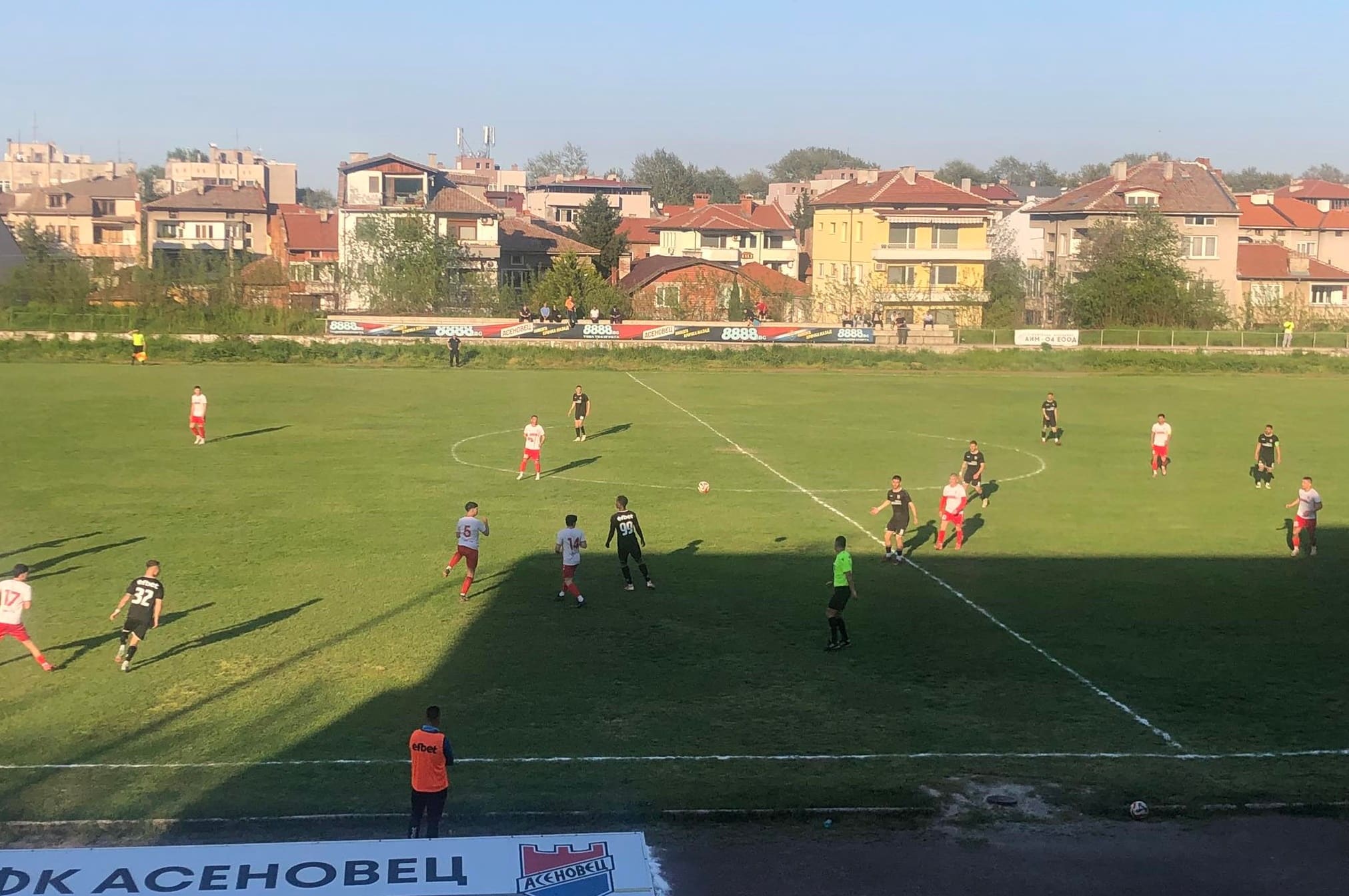 Асеновец (Асеновград) загуби с 1:4 от Созопол в 31-ия кръг на Югоизточната Трета лига Асеновец (Асеновград) допусна домакинска загуба с 1:4 от Созопол в среща от 31-ия кръг на Югоизточната Трета лига. Още в 3-ата минута гостите откриха резултата чрез Валентин Иванов. В 20-ата минута Ерай Карадайъ остана сам срещу вратаря на Созопол и изравни за 1:1. С това равенство приключи първото полувреме, като до почивката домакините имаха още една добра възможност да поведат. В началото на второто полувреме двубоят бе равностоен, но след 60-ата минута Асеновец допусна няколко грешки, които се оказаха решаващи. В 60-ата минута Димитър Николов реализира от пряк свободен удар за 1:2. Въпреки гола на гостите, в 70-ата минута капитанът Никола Лалев пропусна шанс сам срещу вратаря да възстанови равенството. Домакините засилиха натиска в атака в търсене на изравняване, но Созопол игра на контраатаки и при една от тях в 76-ата минута Димитър Жеков остана очи в очи със стража и го прехвърли за 1:3. Крайният резултат 1:4 бе оформен отново от Валентин Иванов в 82-рата минута.