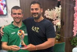 Йордан Костадинов е играч на мача при 3:0 срещу ФК Димитровград 1947 Вратарят на ФК Секирово (Раковски) Йордан Костадинов беше избран за играч на мача при победата с 3:0 над ФК Димитровград 1947. „Секирите“ спечелиха срещу пряк конкурент и се върнаха на победния път след кошмарна серия от резултати, в която записаха пет поражения и едно равенство. Костадинов направи безапелационни намеси в няколко инфарктни момента и съхрани вратата си суха, за което бе избран за най-добър играч на срещата. Честито на Йордан — желаем му още много сухи мрежи!