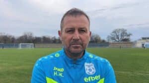 ФК Ямбол победи дубъла на Локомотив (Пловдив) с 1:0 ФК Ямбол победи с минималното 1:0 като гост дублиращия отбор на Локомотив (Пловдив) в пореден кръг от Югоизточната Трета лига. Ето какво каза старши треньорът на ямболии Николай Жечев за двубоя. "Най-важното беше, че спечелихме трите точки. Вкарахме ранен гол, което от една страна беше добре. Но от друга страна като че ли ни изигра лоша шега, тъй като знаете - български манталитет. Отпуснахме се и можеше да пострадаме, слава богу не се случи", коментира Николай Жечев пред официалния сайт на ФК Ямбол. "Като цяло двубоят бе равностоен. Ние имахме още 2-3 ситуации, домакините също имаха една много добра ситуация, която нашият вратар извади. Топката отиваше в сглобката, но наистина майсторско спасяване от страна на Даниел Амбарцумян, за което го поздравявам", добави наставникът. "Наближава краят на сезона, но точно сега влизаме в сгъстена програма, тъй като ще има междинни кръгове в две седмици поред. Тоест, всички ще играем сряда-събота. Сега в сряда сме с Розова долина, после приемаме лидера ОФК Несебър, но ще се подготвяме мач за мач. Дано всички са здрави и да нямаме проблеми в последните двубои", пожела си Жечев. С този успех Ямбол взе трите точки и вече се готви за напрегнатата програма в следващите седмици.