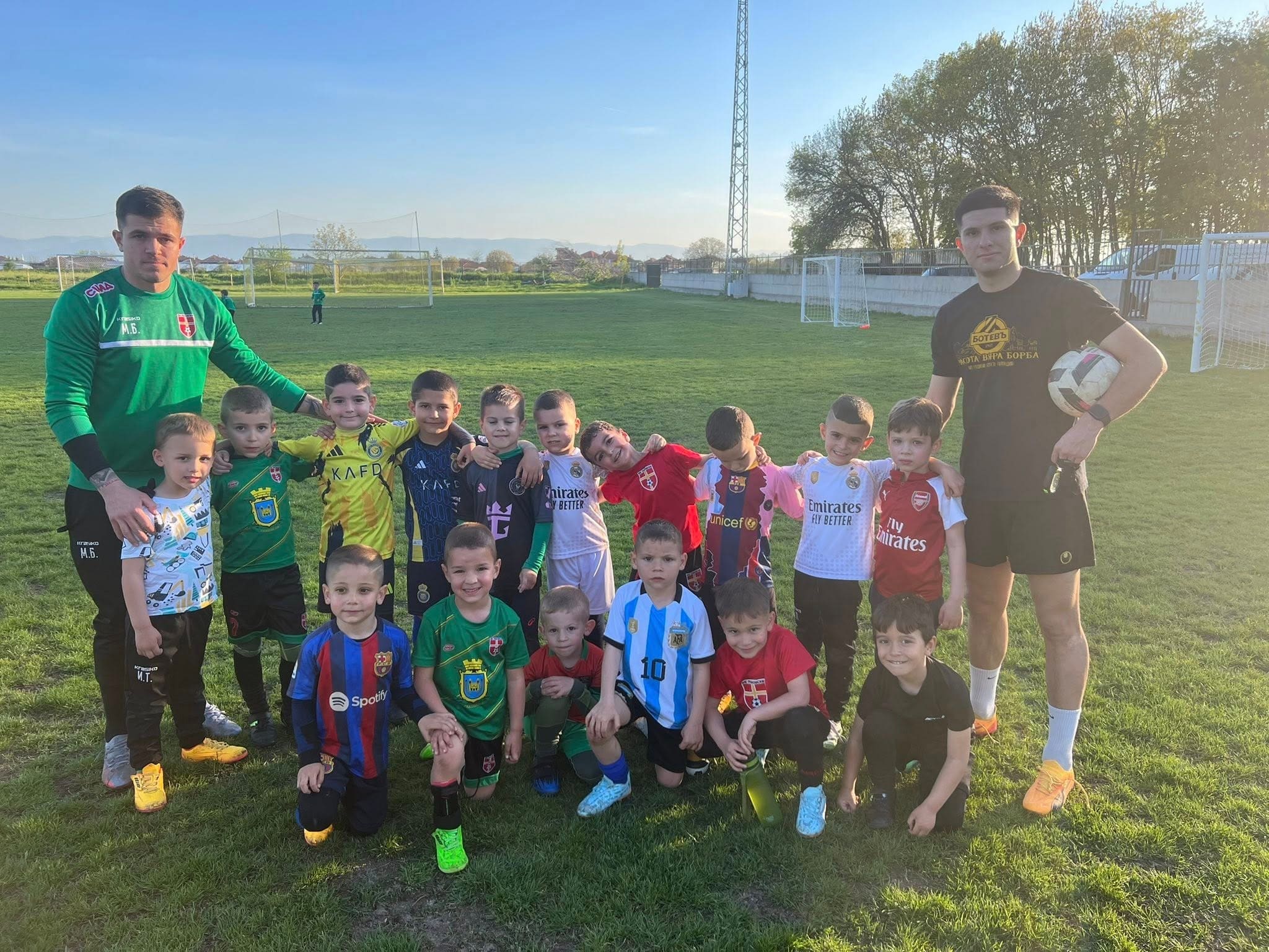 Най-малките ни футболни таланти вече уверено поемат по своя път. Новосформираният отбор на деца, родени през 2021 г., е в разгара на тренировъчния процес и с голямо желание се включва в заниманията заедно с батковците от набор 2020. Под опитното ръководство на треньорите Станислав Работов и Милко Баданов малките футболисти правят своите първи стъпки в най-великата игра, учейки се на дисциплина, отборен дух и любов към футбола. Пожелаваме им много радостни моменти, успехи и незабравими емоции на терена, където предстои да се състезават и да израстват като истински спортисти!