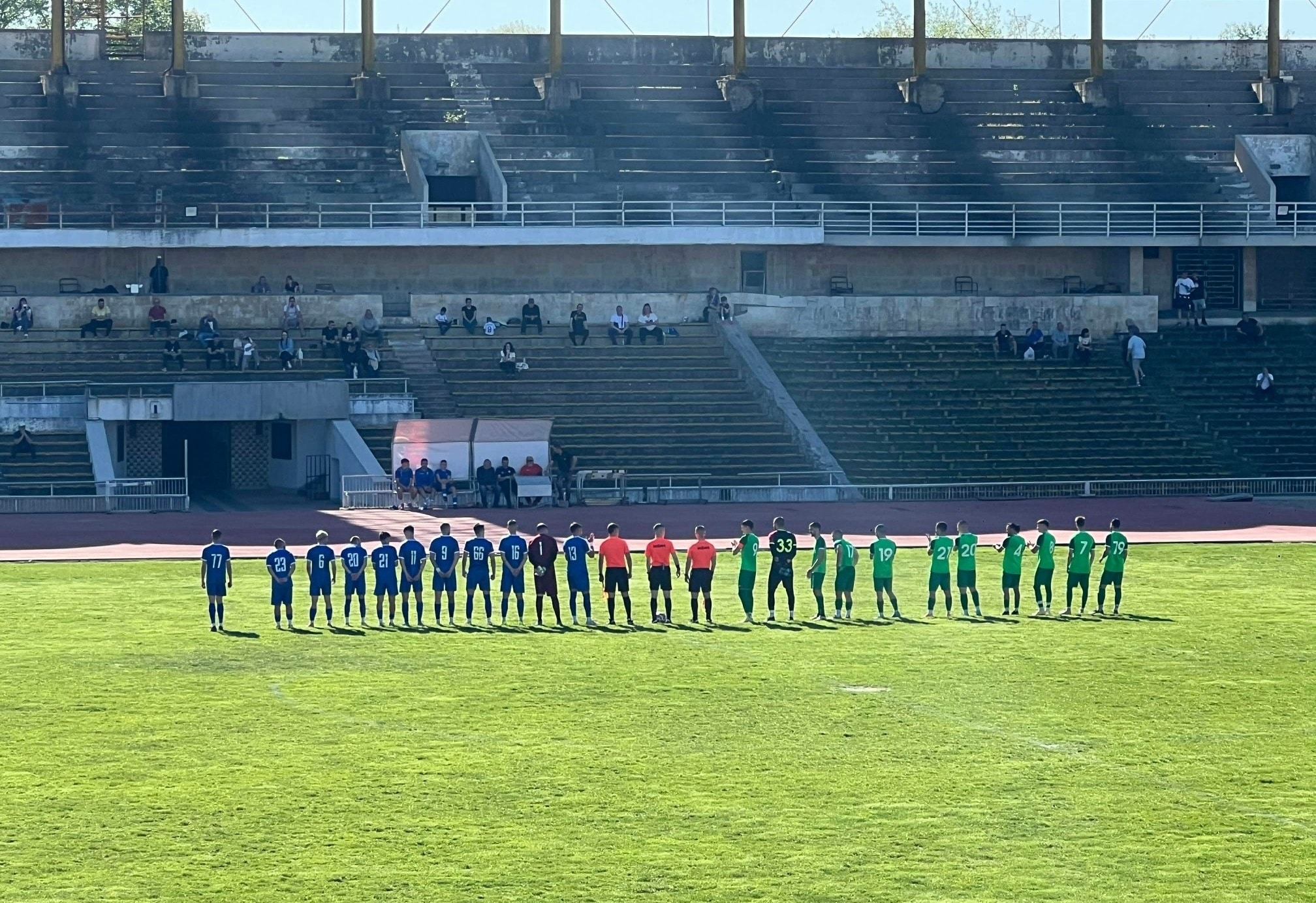 Левски (Карлово) победи Спартак (Пловдив) с 3:1 Левски (Карлово) се наложи с 3:1 над Спартак (Пловдив) в последния мач от 31-ия кръг на Югоизточната Трета лига. Двубоят започна в 17:00 днес на стадион „Пловдив“. След две поредни поражения тимът от Карлово се върна на победния път и изравни по точки с третия и четвъртия в класирането. Още в 4-ата минута Свилен Щерев даде аванс за гостите, но след 21 минути „гладиаторите“ успяха да се върнат в мача и изравниха. В 45-ата минута Васил Църцев вкара за 2:1 и Левски се оттегли на почивка с преднина. В 88-ата минута влезлият като резерва опитен полузащитник Милен Танев сложи точка на интригата с трети гол за карловци. Отборът на Господин Мирчев пропусна още поне 5–6 добри възможности за попадение, а Спартак уцели греда. В сряда Левски (Карлово) ще има нов мач в междинния кръг — „сините“ приемат Загорец (Нова Загора).