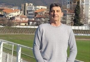 Мирослав Банчевски: Левски (Карлово) се върна на победния път срещу Спартак (Пловдив) Техническият директор на Левски (Карлово) Мирослав Банчевски коментира днешния успех над Спартак (Пловдив) и представянето на отбора. „Завърнахме се на победния път и то срещу сериозен съперник. Играхме много силно. Реалният резултат беше 7:2. Изпуснахме изключително много положения. Последните 2-3 години не съм виждал толкова. Имахме пълно превъзходство през почти цялото време с много малки изключения. Можехме много по-рано да решим всичко в двубоя, но важното е, че го спечелихме. Всички момчета играха много силно на не толкова добрият терен, да не кажа и лош, но той е и за двата отбора“, каза Банчевски след успеха с 3:1 на стадион „Пловдив“. С този успех тимът прекъсна негативната серия от три поражения в рамките на четири мача. В следващите дни Левски ще изиграе два поредни двубоя, натоварвайки програмата си през седмицата. „Постигнахме хубава победа, дано да продължим така и в сряда. След това имаме още един мач в събота. За седем дни ни се събраха 3 двубоя, но ще играем, такава е програмата“, добави още Мирослав Банчевски. Борбата за третото място в Югоизточната Трета лига се засилва — три отбора са с по 52 точки, като два от тях имат по един мач по-малко от Левски (Карлово). „Изравнихме се три отбора с по 52 точки. Имаме директен мач с един от претендентите на наш терен. Програмата не ни е никак лоша. А и успяхме да излезем от тежкия момент. Дори успехът ни беше с много малко цифрово изражение.“, завърши техническият директор на карловци.