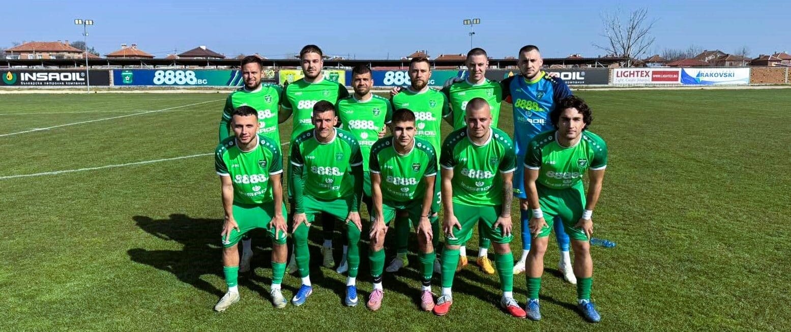 Важна седмица за ФК Секирово (Раковски) – два мача, шанс за математическо оцеляване Започва решителна седмица за ФК Секирово (Раковски). Тимът ще изиграе два мача в Югоизточната Трета лига, след които може да си гарантира и математически оставането в групата. Първият сблъсък е у дома срещу силния Нефтохимик (Бургас). Мачът от междинния 32-ри кръг е в сряда, 29 април, от 17:00 часа на стадион "Петър Парчевич". В неделя, 3 май, от 18:00 часа Секирово гостува на втория отбор на Локомотив (Пловдив). "Зелените" показват по-добри резултати като гости през пролетта и е възможно да прибавят още точки в тази среща. След успеха като гост на ФК Димитровград в миналия кръг тимът от едноименното кв. Раковски е в добро настроение и ще търси допълнителни точки, за да се доближи до поставената цел. ФК Секирово има 30 точки – с 10 повече от първия тим, намиращ се в опасната зона, Асеновец (Асеновград).