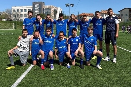 Школата на ФК Аксаково с успешен уикенд Отборите от школата на ФК Аксаково изпратиха прекрасен уикенд, записвайки общо три победи и едно равенство. Децата до 9-годишна възраст, водени от Калоян Тодоров, постигнаха две победи и едно равенство в съботния ден. Те се срещнаха със следните противници: ФК Аспарухово ФК Приятели ФК Тополи Възпитаниците на Слави Сталев от отбора до 13-годишна възраст се наложиха с убедителното 4:1 над ФК Златен век. Поздравления за младите надежди на Аксаково и техните треньори!