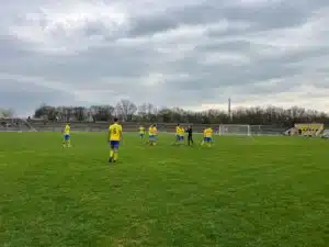 ФК Димитровград 1947 пред решителна седмица в борбата за оставане ФК Димитровград 1947 встъпва в решаваща седмица от сезон 2025/26. „Жълто-сините“ ще изиграят два ключови мача, които ще имат решаващо значение за оцеляването им в Югоизточната Трета лига. След неприятната грешка в домакинството срещу Секирово (Раковски) в последния кръг, отборът заминава за Раковски, където ще срещне местния СФК Раковски. Съперникът заема последното място в класирането и има 10 точки по-малко от 17-ия Димитровград, но през сезона вече победи „жълто-сините“ на техния стадион, така че домакините трябва на всяка цена да избегнат поредно поражение, за да не бъде стопен авансът им спрямо отборите в опасната зона. Мачът от междинния 32-ри кръг ще се играе в сряда, 29 април, от 17:30 ч. — с 30 минути по-късно спрямо първоначално обявеното време. В следващия уикенд, в събота, 2 май, ФК Димитровград ще приеме ФК Созопол в среща от 33-ия кръг. Двубоят на стадион „Миньор“ е насрочен за 18:00 ч., а възпитаниците на треньора Тодор Манев ще търсят реванш пред собствена публика. Пожелаваме успех на футболистите на ФК Димитровград 1947! Надяваме се, че след тези срещи тимът ще диша по-спокойно и ще се приближи към целта си — спасението.