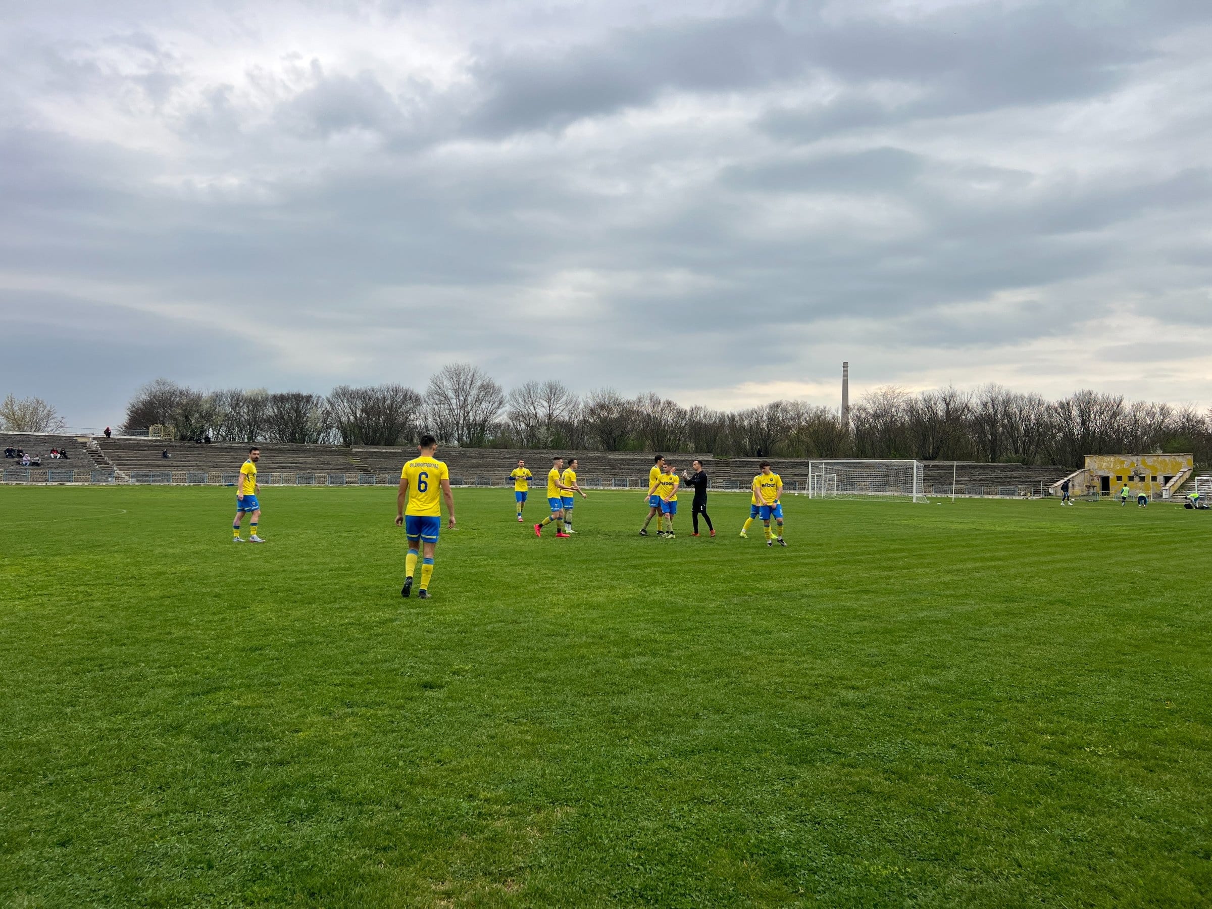 ФК Димитровград 1947 пред решителна седмица в борбата за оставане ФК Димитровград 1947 встъпва в решаваща седмица от сезон 2025/26. „Жълто-сините“ ще изиграят два ключови мача, които ще имат решаващо значение за оцеляването им в Югоизточната Трета лига. След неприятната грешка в домакинството срещу Секирово (Раковски) в последния кръг, отборът заминава за Раковски, където ще срещне местния СФК Раковски. Съперникът заема последното място в класирането и има 10 точки по-малко от 17-ия Димитровград, но през сезона вече победи „жълто-сините“ на техния стадион, така че домакините трябва на всяка цена да избегнат поредно поражение, за да не бъде стопен авансът им спрямо отборите в опасната зона. Мачът от междинния 32-ри кръг ще се играе в сряда, 29 април, от 17:30 ч. — с 30 минути по-късно спрямо първоначално обявеното време. В следващия уикенд, в събота, 2 май, ФК Димитровград ще приеме ФК Созопол в среща от 33-ия кръг. Двубоят на стадион „Миньор“ е насрочен за 18:00 ч., а възпитаниците на треньора Тодор Манев ще търсят реванш пред собствена публика. Пожелаваме успех на футболистите на ФК Димитровград 1947! Надяваме се, че след тези срещи тимът ще диша по-спокойно и ще се приближи към целта си — спасението.