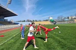 ОФК Хасково посреща Локомотив II (Пловдив) в сряда ОФК Хасково е домакин на Локомотив II (Пловдив) в първия от двата си двубоя на собствен терен тази седмица. Срещата от междинния 32-ри кръг на Югоизточната Трета лига е на стадион „Хасково“ и започва в 17:00 часа на сряда, 29 април. „Червените“ пристигат в мача в серия от пет мача без загуба, като в последния кръг завършиха 0:0 при гостуването си на Нефтохимик (Бургас). На своя стадион отборът се представя силно — само едно поражение в 9 домакинства, от които 6 победи. В последните си пет срещи на стадион „Хасково“ тимът е допуснал само един гол. Тейнур Марем ще пропусне двубоя заради леки проблеми и здравето му няма да бъде рискувано. Очаква се Юлий Шекеров да е на разположение и да се завърне в игра, въпреки че едва ли ще може да изиграе пълните 90 минути. Всички останали футболисти в състава са на линия.