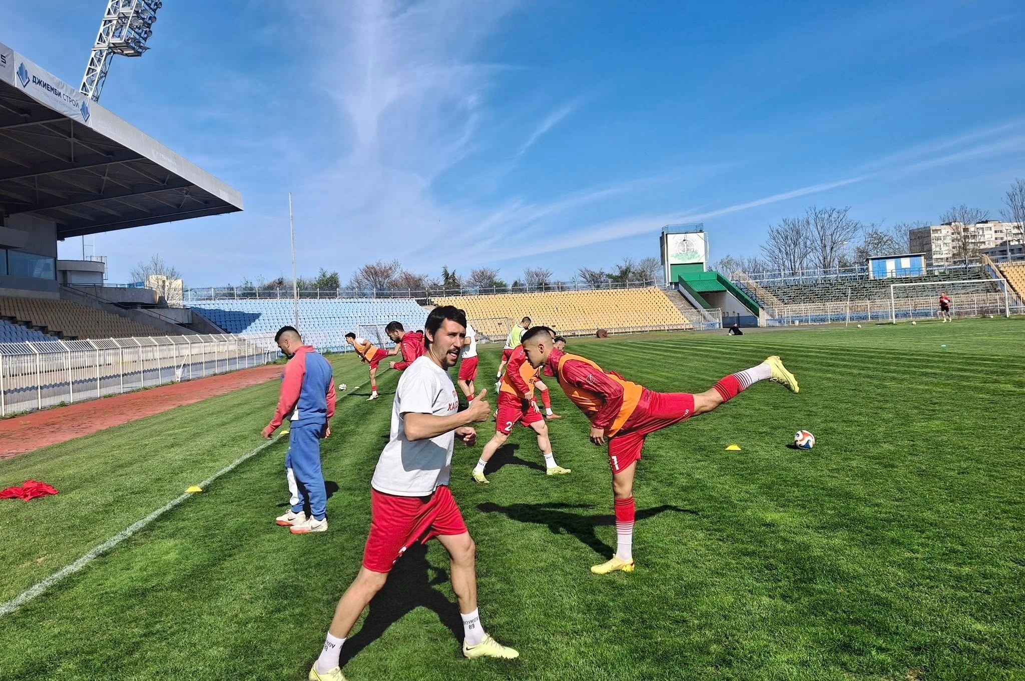 ОФК Хасково посреща Локомотив II (Пловдив) в сряда ОФК Хасково е домакин на Локомотив II (Пловдив) в първия от двата си двубоя на собствен терен тази седмица. Срещата от междинния 32-ри кръг на Югоизточната Трета лига е на стадион „Хасково“ и започва в 17:00 часа на сряда, 29 април. „Червените“ пристигат в мача в серия от пет мача без загуба, като в последния кръг завършиха 0:0 при гостуването си на Нефтохимик (Бургас). На своя стадион отборът се представя силно — само едно поражение в 9 домакинства, от които 6 победи. В последните си пет срещи на стадион „Хасково“ тимът е допуснал само един гол. Тейнур Марем ще пропусне двубоя заради леки проблеми и здравето му няма да бъде рискувано. Очаква се Юлий Шекеров да е на разположение и да се завърне в игра, въпреки че едва ли ще може да изиграе пълните 90 минути. Всички останали футболисти в състава са на линия.