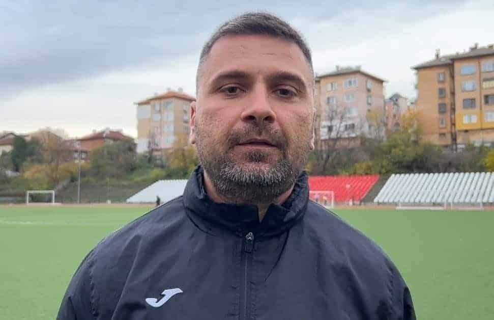 Живко Желев преди домакинството с Локомотив II Старши треньорът на ОФК Хасково Живко Желев очерта очакванията си преди предстоящия мач срещу дубъла на Локомотив (Пловдив). „Очаква ни поредният тежък мач, но мисля, че можем да го спечелим. Локомотив е добър отбор според мен, но страдат от това, че темпото в мачовете не е високо. Иначе са много добре физически. Трудно им е да отговорят на някои по-сериозен натиск на по-опитните състави в шампионата. Сега разполагат и с един от най-добрите треньори в групата Христо Телкийски“, каза Желев за официалния сайт на клуба, изработен по инициативата Дигитален Спорт на Букмейкър Рейтинги преди първия от двата домакински мача на хасковлии тази седмица. В първата среща през сезона Хасково загуби в Пловдив с 0:1 от Локо II. „Яд ме е за този резултат, защото загубихме незаслужено. Голът на Локомотив беше от засада, а на нас не ни дадоха чиста дузпа при 0:0. Надявам се сега да им го върнем и да вземем трите точки“, каза още Живко Желев.